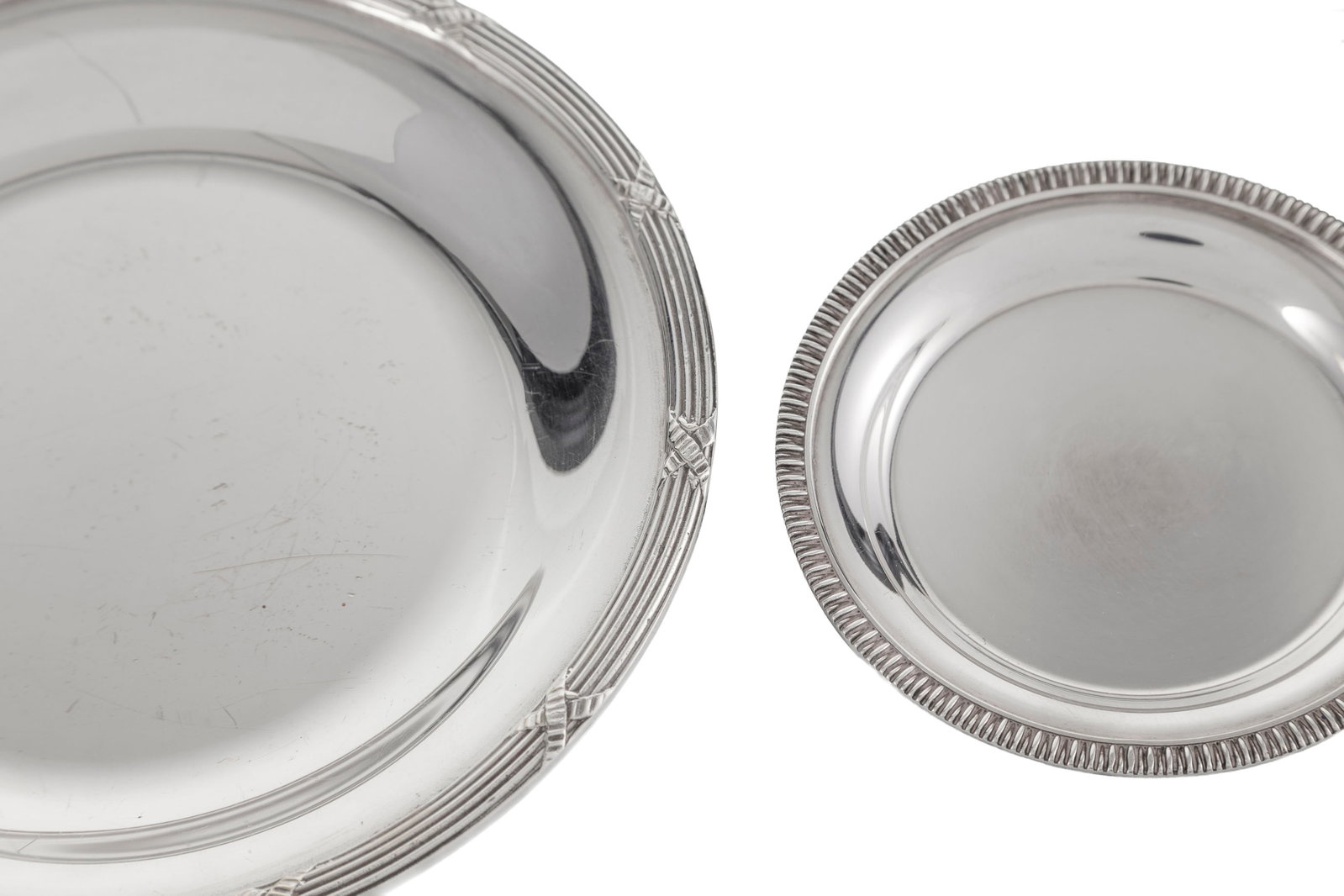 Suite de 2 dessous de bouteille et 2 coupelles en métal argenté, XXe s., à décor - 3