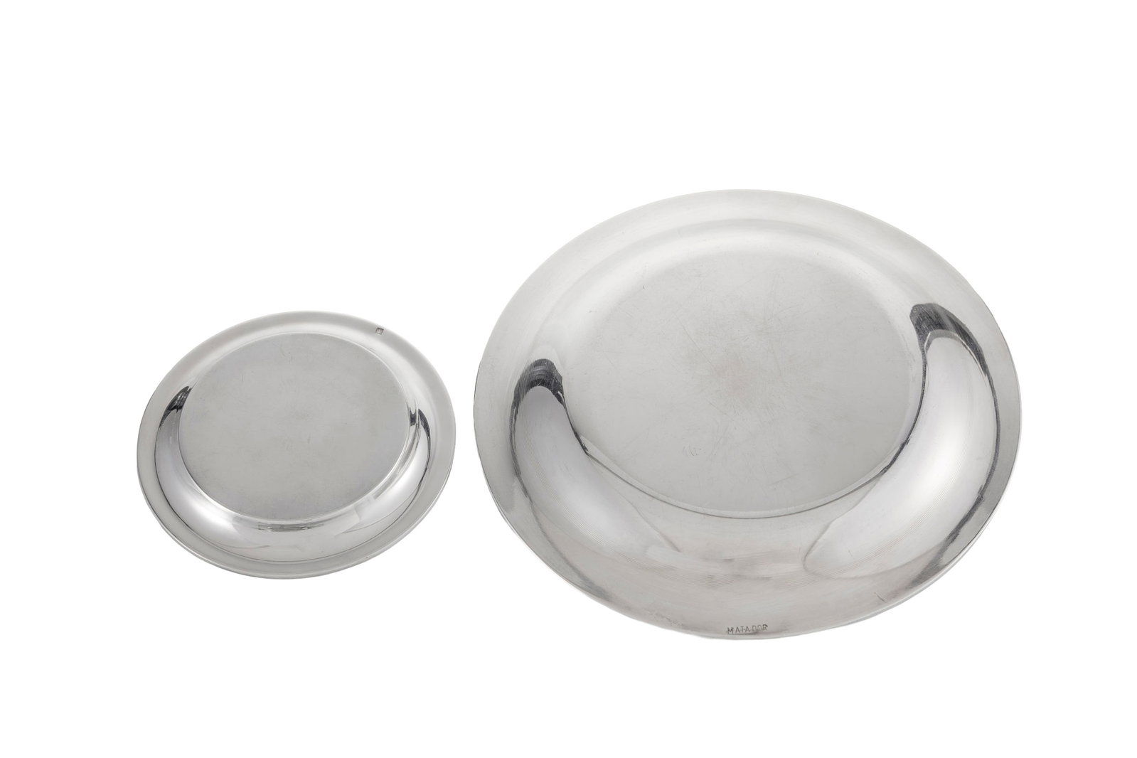 Suite de 2 dessous de bouteille et 2 coupelles en métal argenté, XXe s., à décor - 4