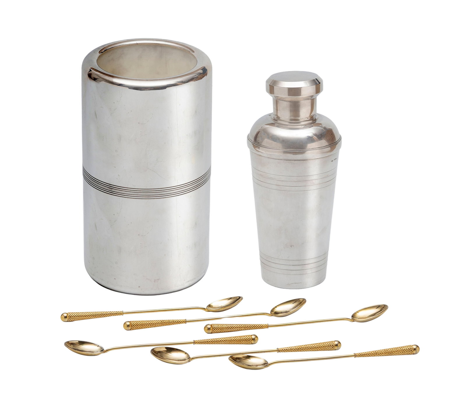 Ensemble d'1 shaker, 1 seau à bouteille en métal argenté Christofle et 6 cuillers : Ensemble d'1 shaker, 1 seau à bouteille en métal argenté Christofle et 6 cuillers à cocktail en métal doré, XXe s., à décor ajouré et de filets, h. 21 et