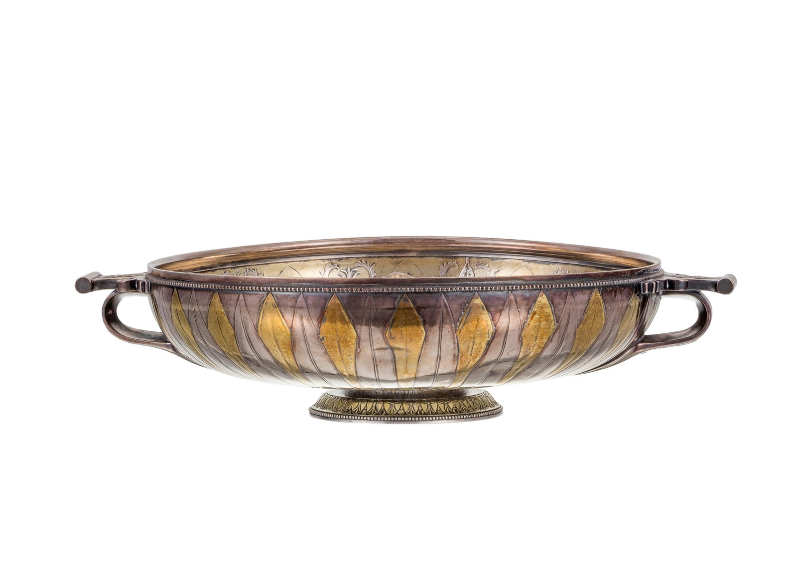 Christofle & Cie. Coupe kylix en bronze argenté et doré, finement ciselé, marli à: Christofle & Cie. Coupe kylix en bronze argenté et doré, finement ciselé, marli à décor de chardons et feuillages et orné d'une Minerve assise en ronde bosse,