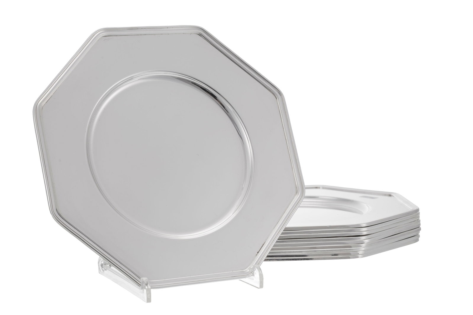 Christofle. Suite de 10 assiettes de présentation en métal argenté, modèle à: Christofle. Suite de 10 assiettes de présentation en métal argenté, modèle à pans coupés, diam. 28 cm Condition nombreuses microrayures d'usage général