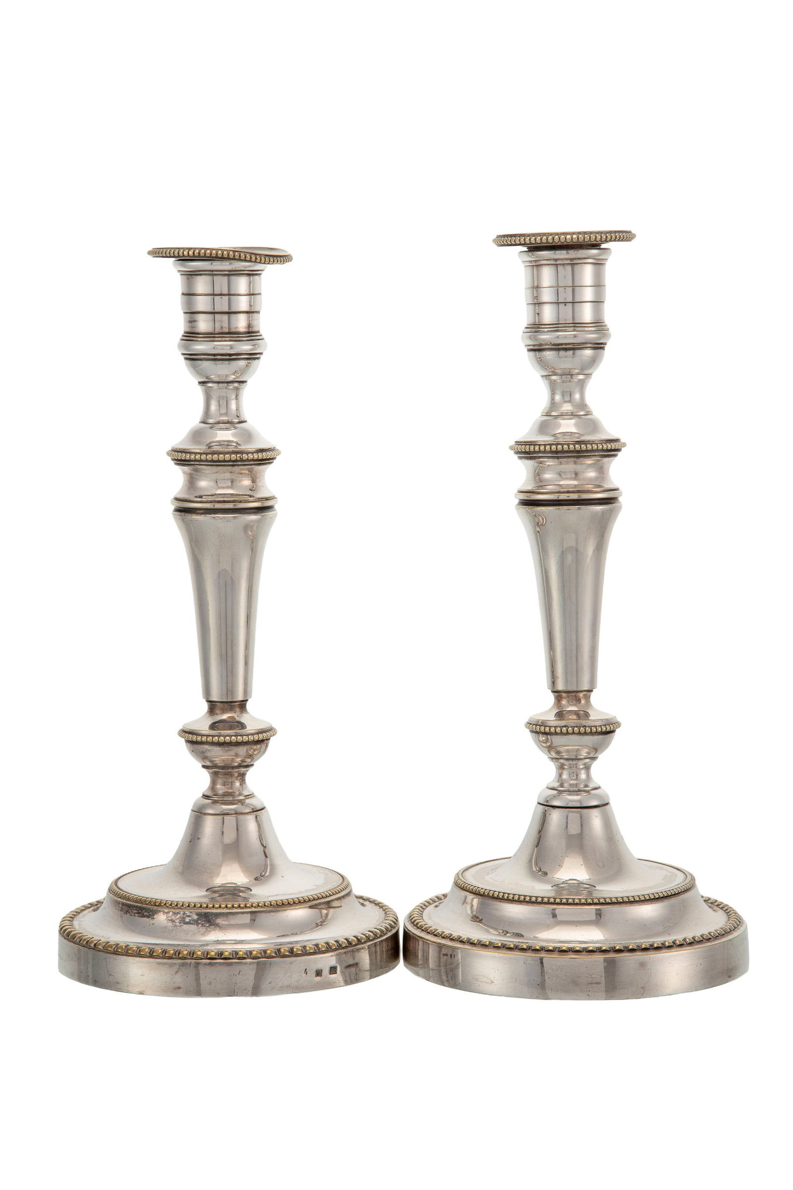 Christofle. Paire de flambeaux en métal argenté, à décor de perlettes, h. 24,5 c: Christofle. Paire de flambeaux en métal argenté, à décor de perlettes, h. 24,5 cm Condition présence de très légères microrayures d'usage général
