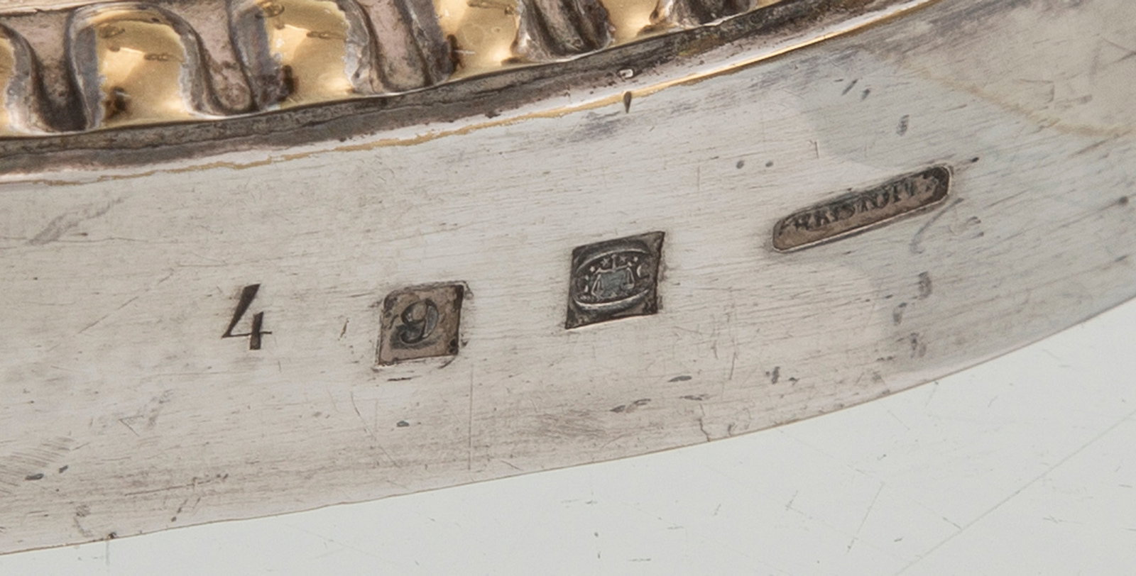 Christofle. Paire de flambeaux en métal argenté, à décor de perlettes, h. 24,5 c - 3
