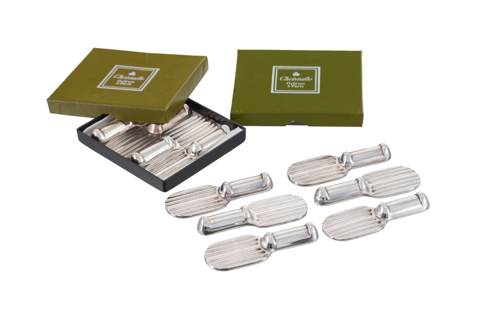 Christofle & Luc Lanel (1893-1965). Suite de 14 porte-couteaux en métal argenté, modè: Christofle & Luc Lanel (1893-1965). Suite de 14 porte-couteaux en métal argenté, modèle Strié, créé en 1954, long. 7,5 cm