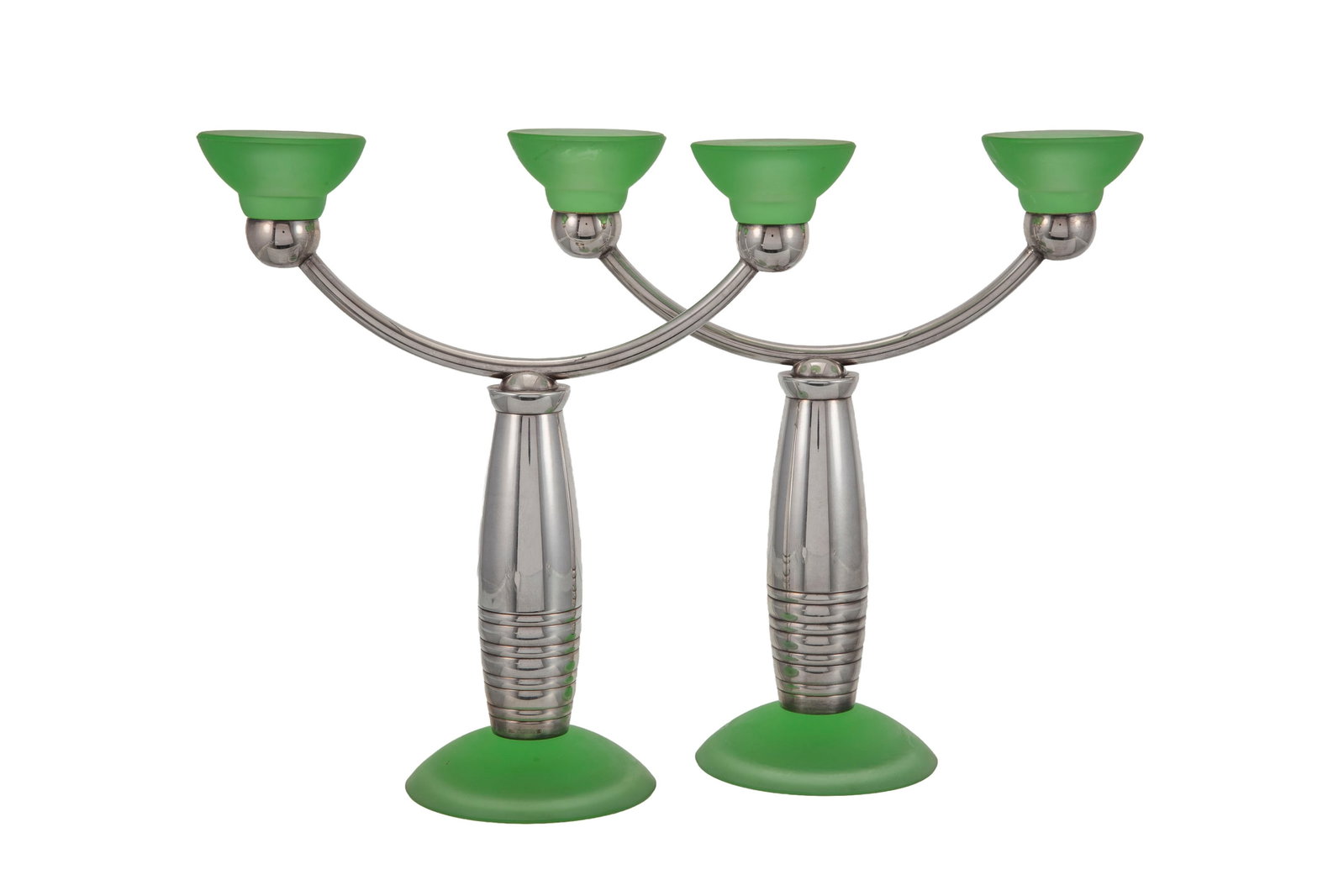 Christofle. Paire de candélabres en métal argenté et verre vert, modèle Alexandr: Christofle. Paire de candélabres en métal argenté et verre vert, modèle Alexandrie, h. 23 cm