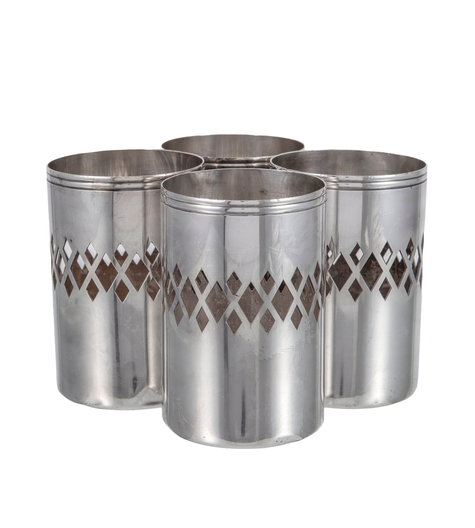 Christofle Hotel. Suite de 4 porte-bouteille en métal argenté, XXe s., à décor a: Christofle Hotel. Suite de 4 porte-bouteille en métal argenté, XXe s., à décor ajouré de losanges et filets, h. 15 cm Condition traces d'usage, chocs et microrayures