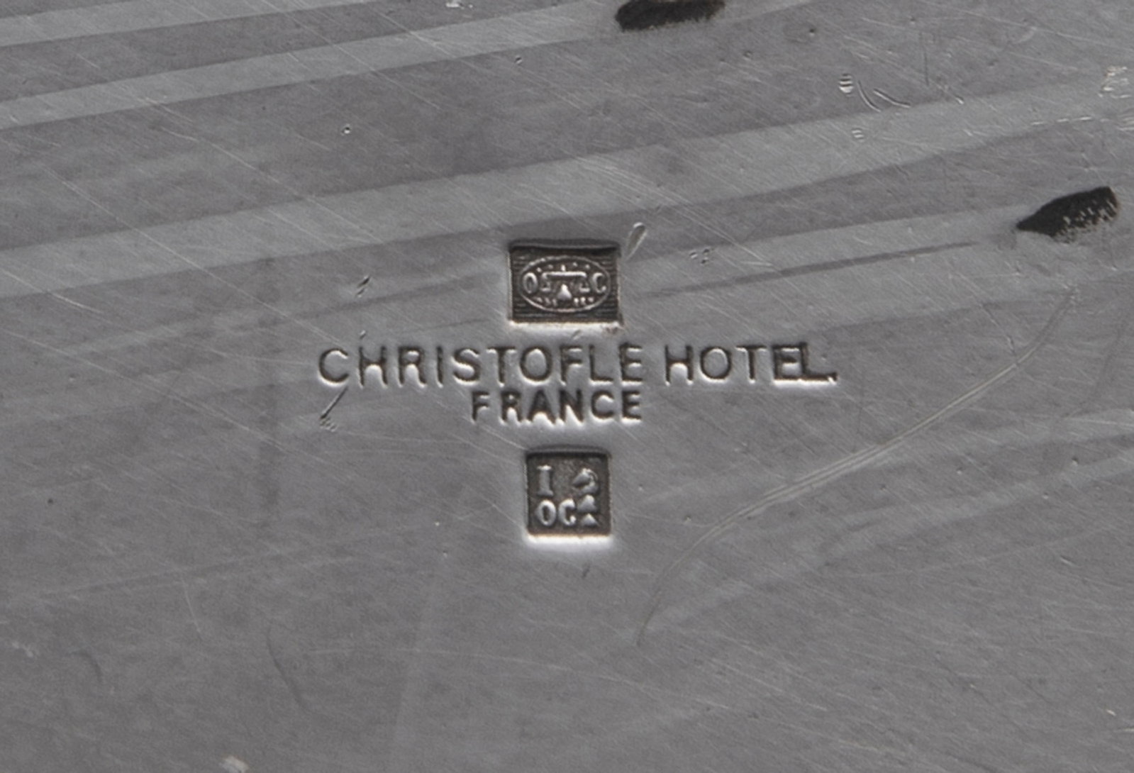 Christofle Hotel. Suite de 4 porte-bouteille en métal argenté, XXe s., à décor a - 2