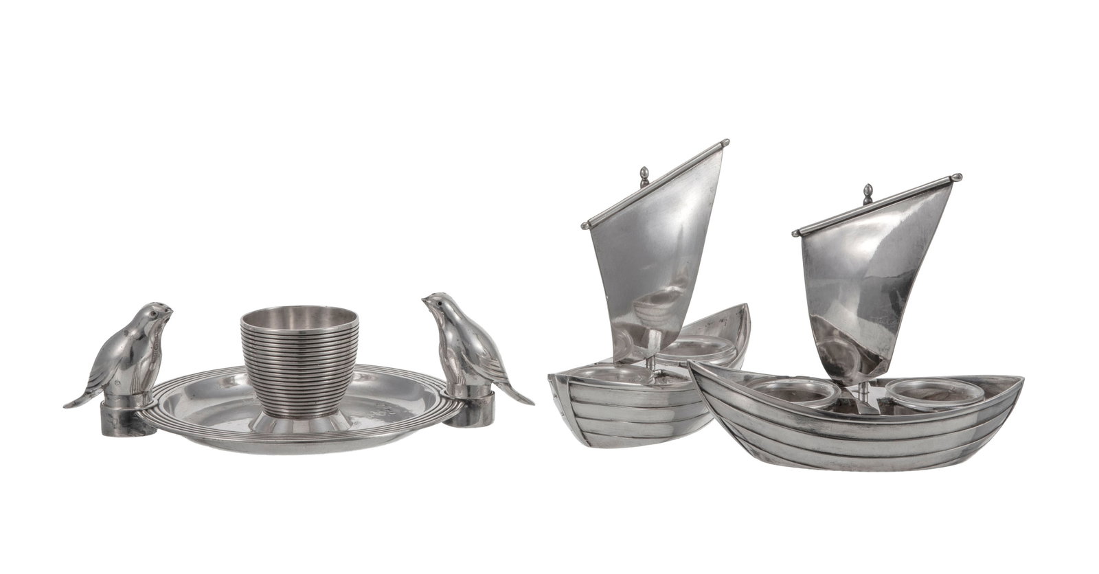 Gallia. Ensemble d'1 coquetier avec salière et poivrières oiseaux et 1 paire de salerons d: Gallia. Ensemble d'1 coquetier avec salière et poivrières oiseaux et 1 paire de salerons doubles bateau Condition éclat à 1 verre dégâts au coquetier (manque,
