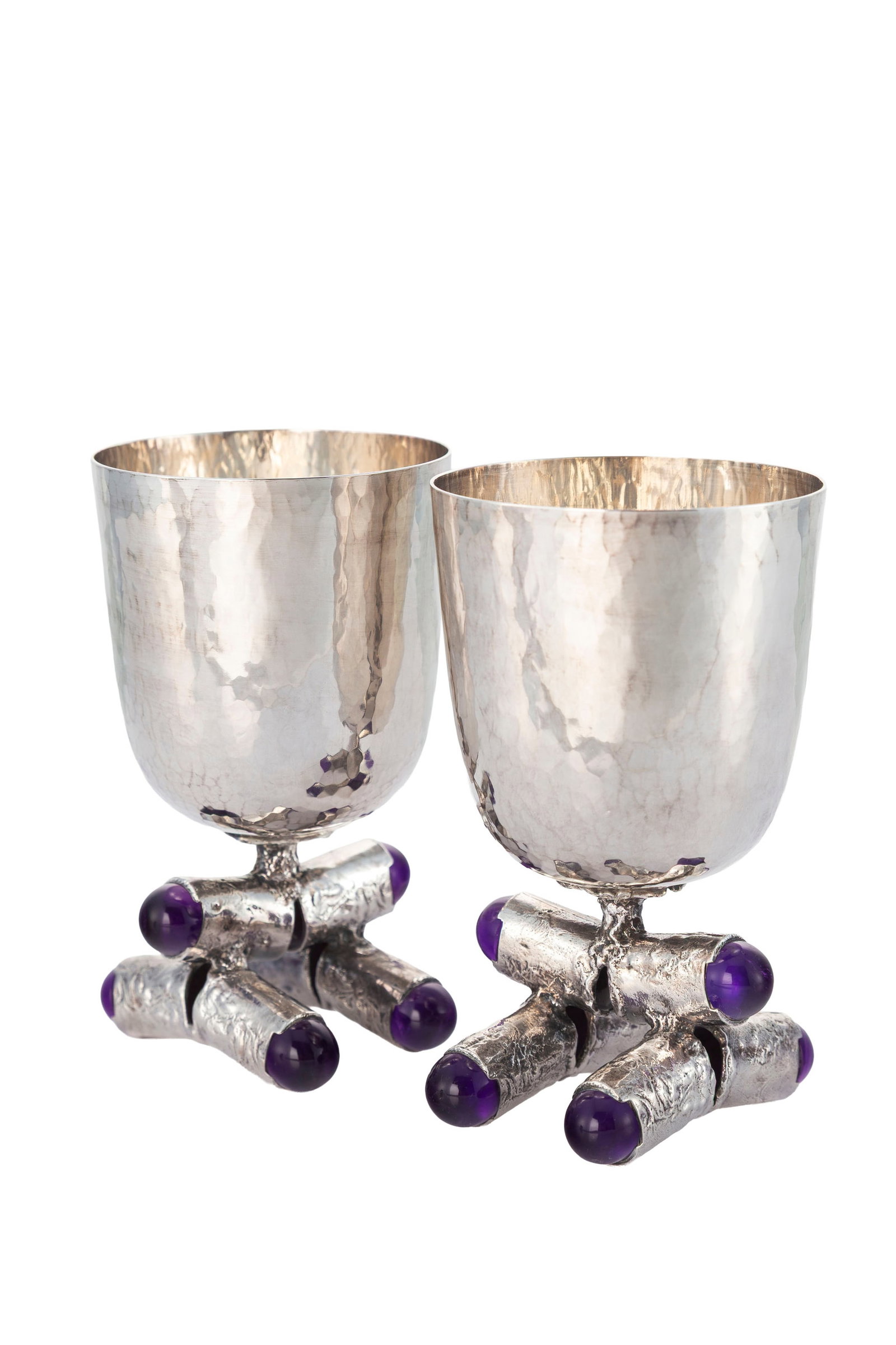 Paire de coupes en argent 925 martelé et cabochons de verre violet, Allemagne, XXe s., h. 11,5  (1 of 3)