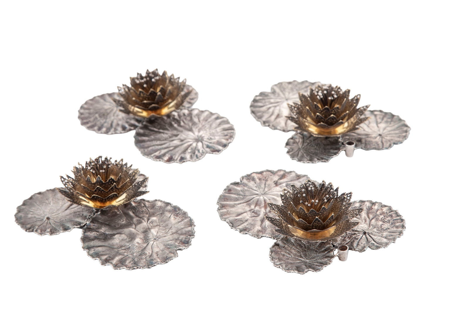 Suite de 4 bougeoirs nénuphars en argent et vermeil, par Stuart Delvin, Londres, 1972, long. 16: Suite de 4 bougeoirs nénuphars en argent et vermeil, par Stuart Delvin, Londres, 1972, long. 16,5 cm, 860g