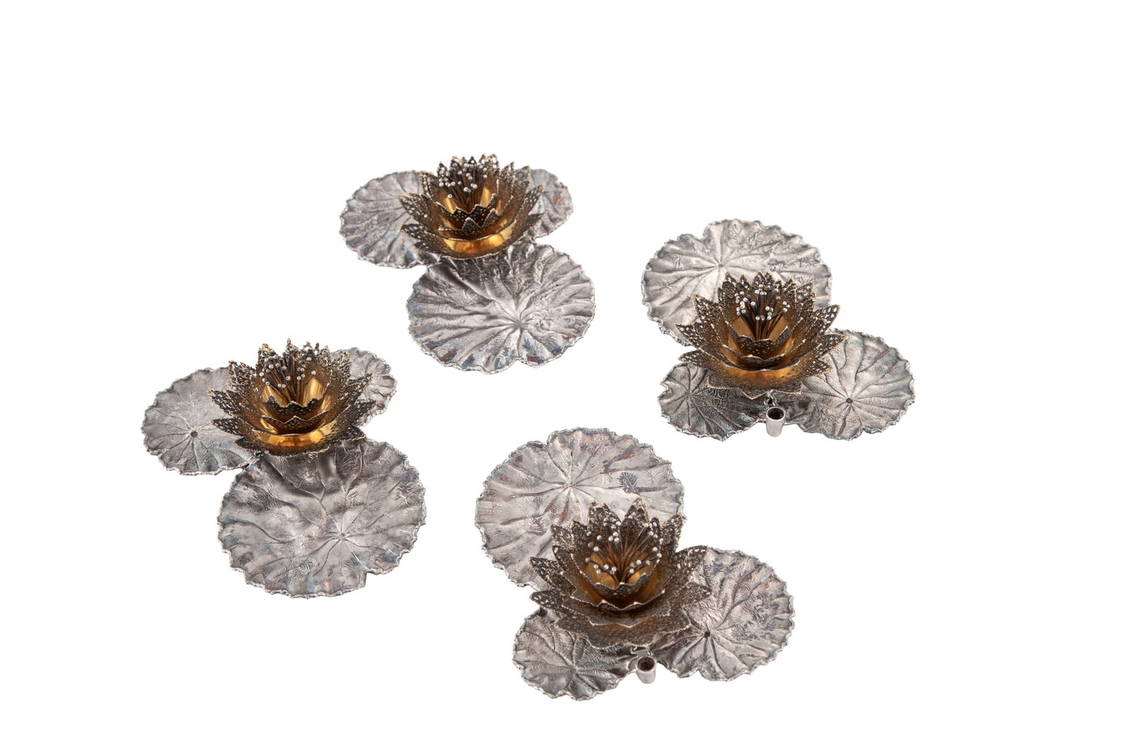 Suite de 4 bougeoirs nénuphars en argent et vermeil, par Stuart Delvin, Londres, 1972, long. 16 - 2