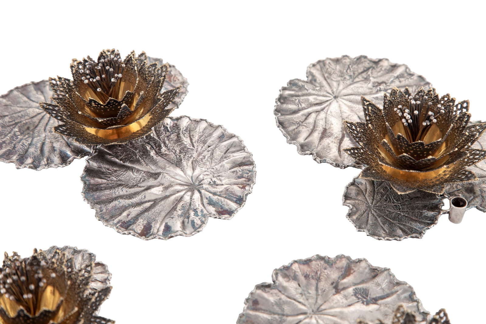 Suite de 4 bougeoirs nénuphars en argent et vermeil, par Stuart Delvin, Londres, 1972, long. 16 - 4