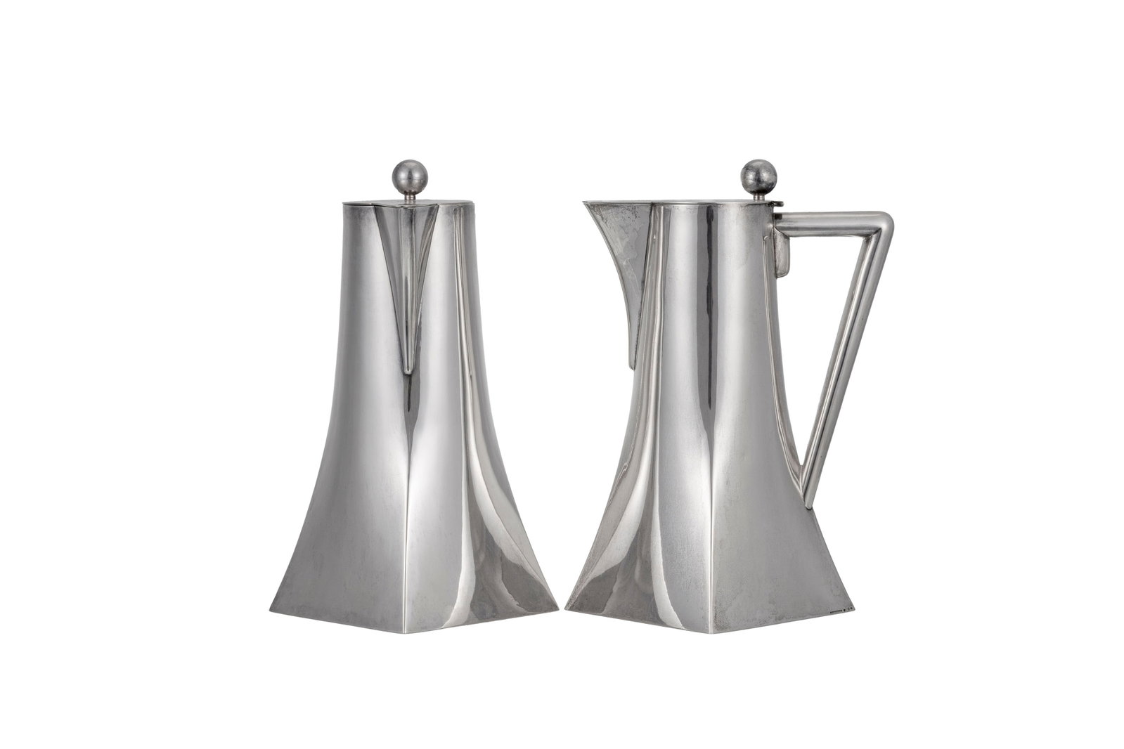 Paire de verseuses Jugendstil tardif en argent, par C. G. Hallberg, Stockholm, 1903\. De forme archi: Paire de verseuses Jugendstil tardif en argent, par C. G. Hallberg, Stockholm, 1903. De forme architecturée reposant sur une base carrée évasée, la prise sphérique et l'anse
