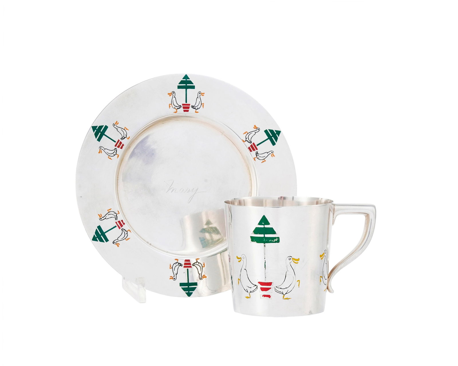 Tasse et soucoupe en argent Sterling, Cartier, à décor émaillé de canards et sap: Tasse et soucoupe en argent Sterling, Cartier, à décor émaillé de canards et sapin, gravée Mary sur la soucoupe et initiales au revers, 315g Condition - bon état