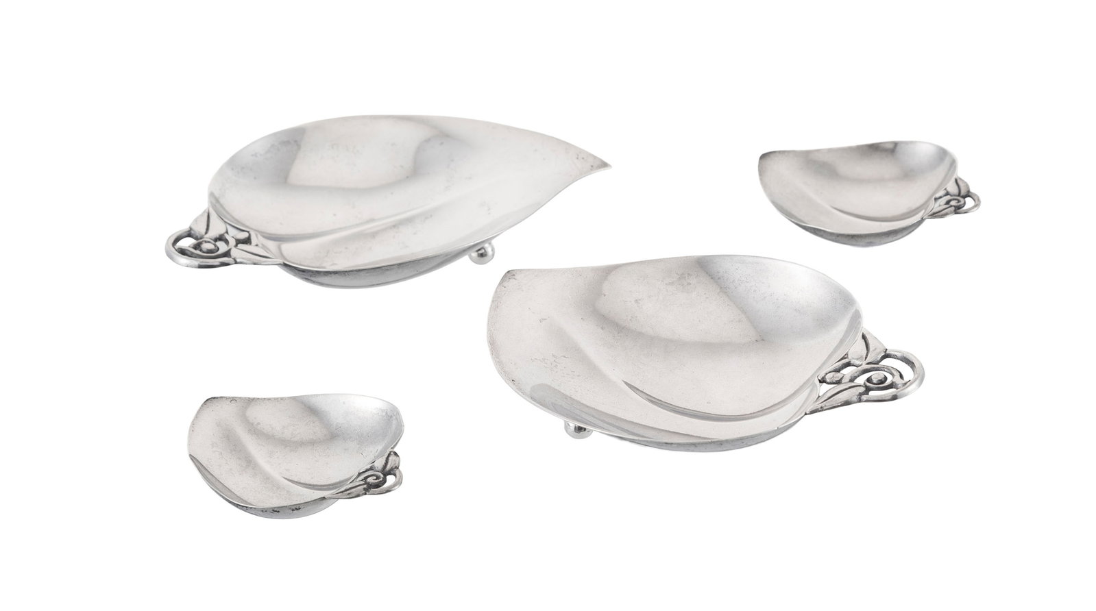 Tiffany & Co. Ensemble de 2 paires de coupelles feuilles en argent Sterling, New York, XXe s., long.: Tiffany & Co. Ensemble de 2 paires de coupelles feuilles en argent Sterling, New York, XXe s., long. 8 et 15 cm, 325g Condition microrayures d'usage général présence de légers