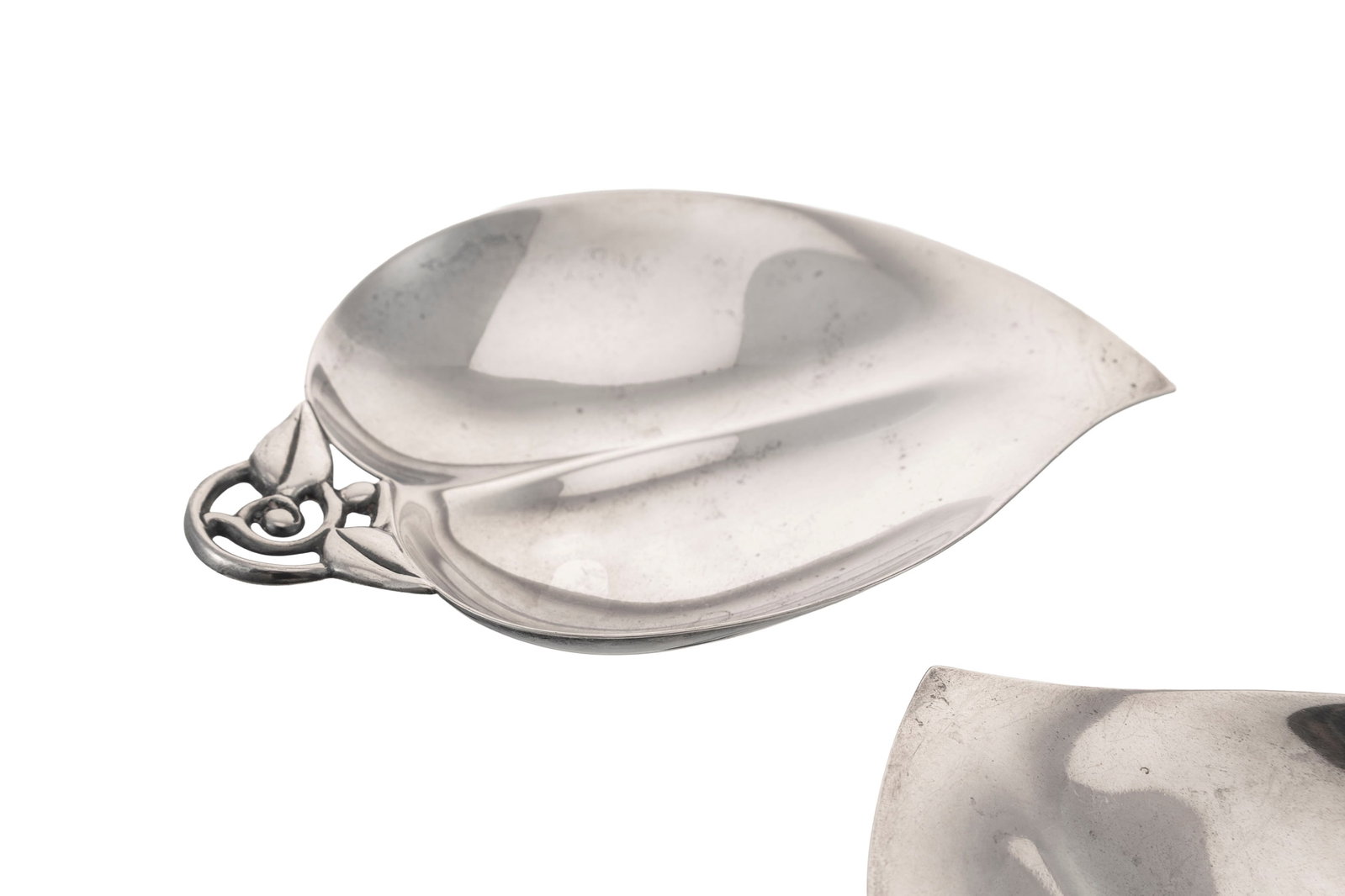 Tiffany & Co. Ensemble de 2 paires de coupelles feuilles en argent Sterling, New York, XXe s., long. - 3