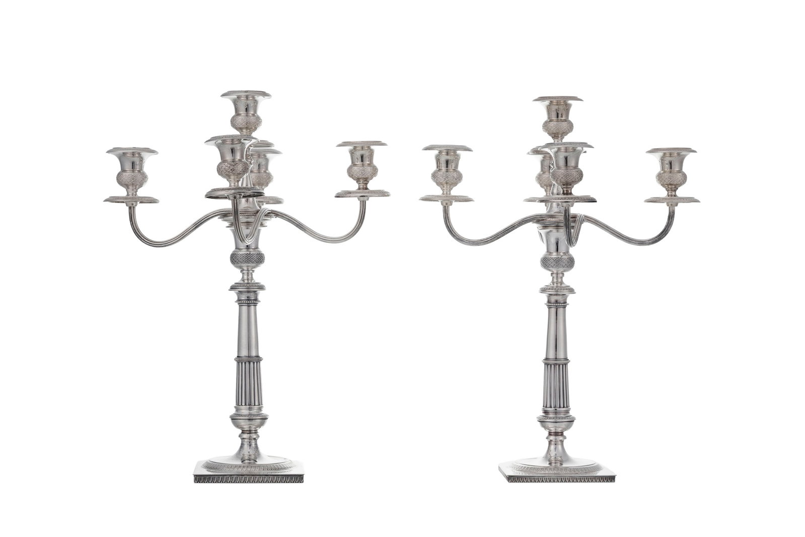 Paire de candélabres à 5 bras de lumière en argent 800, Italie, XXe s., à dé: Paire de candélabres à 5 bras de lumière en argent 800, Italie, XXe s., à décor de perlettes et feuilles d'eau, h. 36,5 cm, 1640g Condition présence de légères 