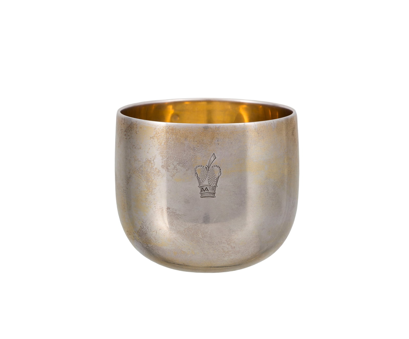 Bulgari. Timbale en vermeil 925, Italie, 1977\. Unie, gravée de la couronne de l'Aga Khan, h. 6: Bulgari. Timbale en vermeil 925, Italie, 1977. Unie, gravée de la couronne de l'Aga Khan, h. 6,5 cm, 175g Provenance : selon la tradition familiale, ce lot a été offert à la