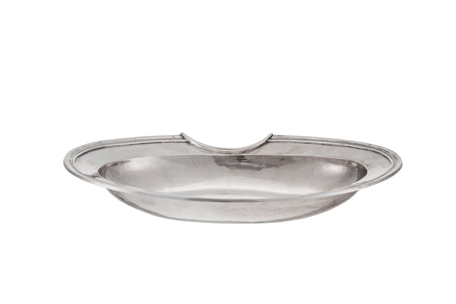 Plat à barbe ovale en argent 925, France, à décor de filets, long. 29 cm, 435g: Plat à barbe ovale en argent 925, France, à décor de filets, long. 29 cm, 435g Condition présence de microrayures d'usage général