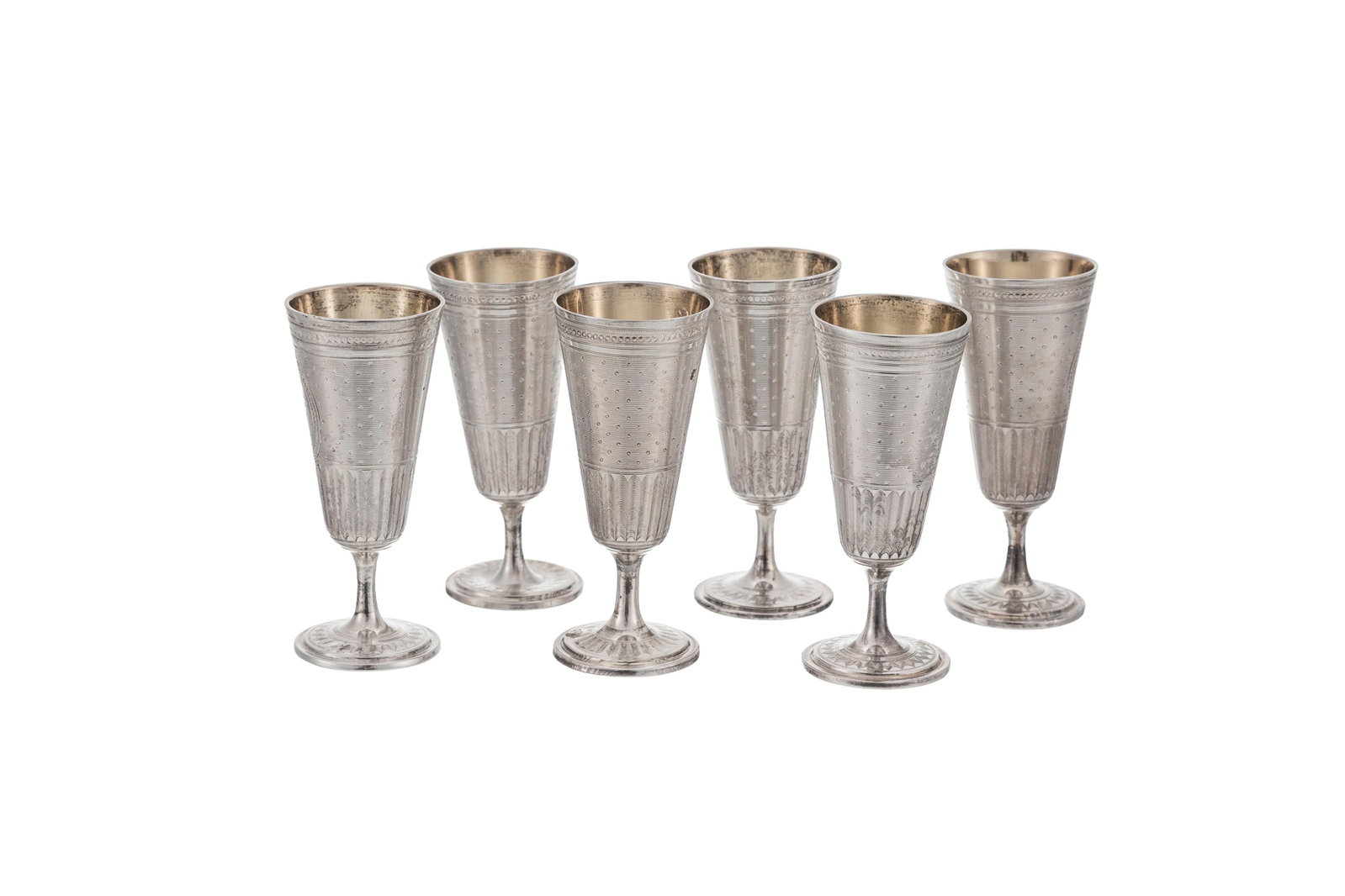 Suite de 6 petits verres à pied en argent et vermeil Minerve 1er titre, à décor guill: Suite de 6 petits verres à pied en argent et vermeil Minerve 1er titre, à décor guilloché et gravés d'un monogramme, h. 7,5 cm, 145g