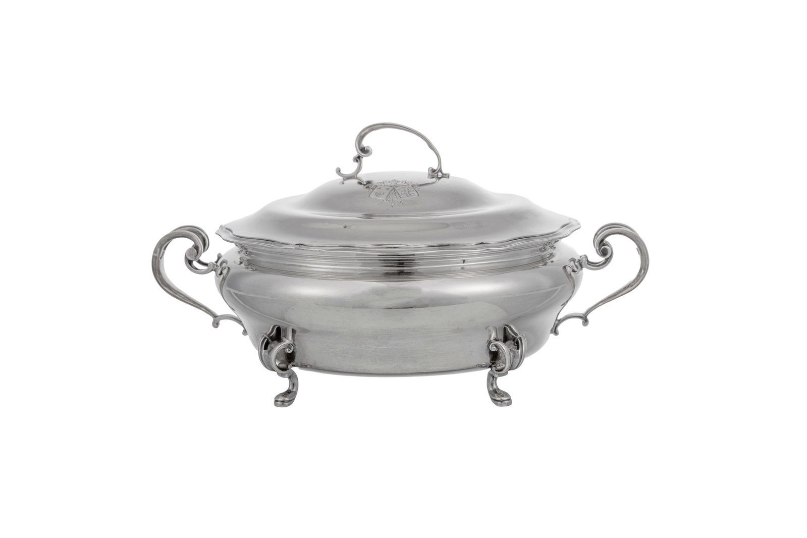 Légumier quadripode couvert en argent Mercure 1er titre, gravées d'armoiries d'alliance, h: Légumier quadripode couvert en argent Mercure 1er titre, gravées d'armoiries d'alliance, h. 15 cm, diam. 18,5 cm, 920g Condition L'absence de rapport de condition n'implique pas que le lot s