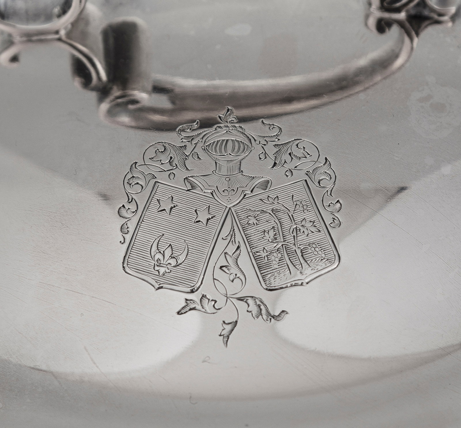 Légumier quadripode couvert en argent Mercure 1er titre, gravées d'armoiries d'alliance, h - 2