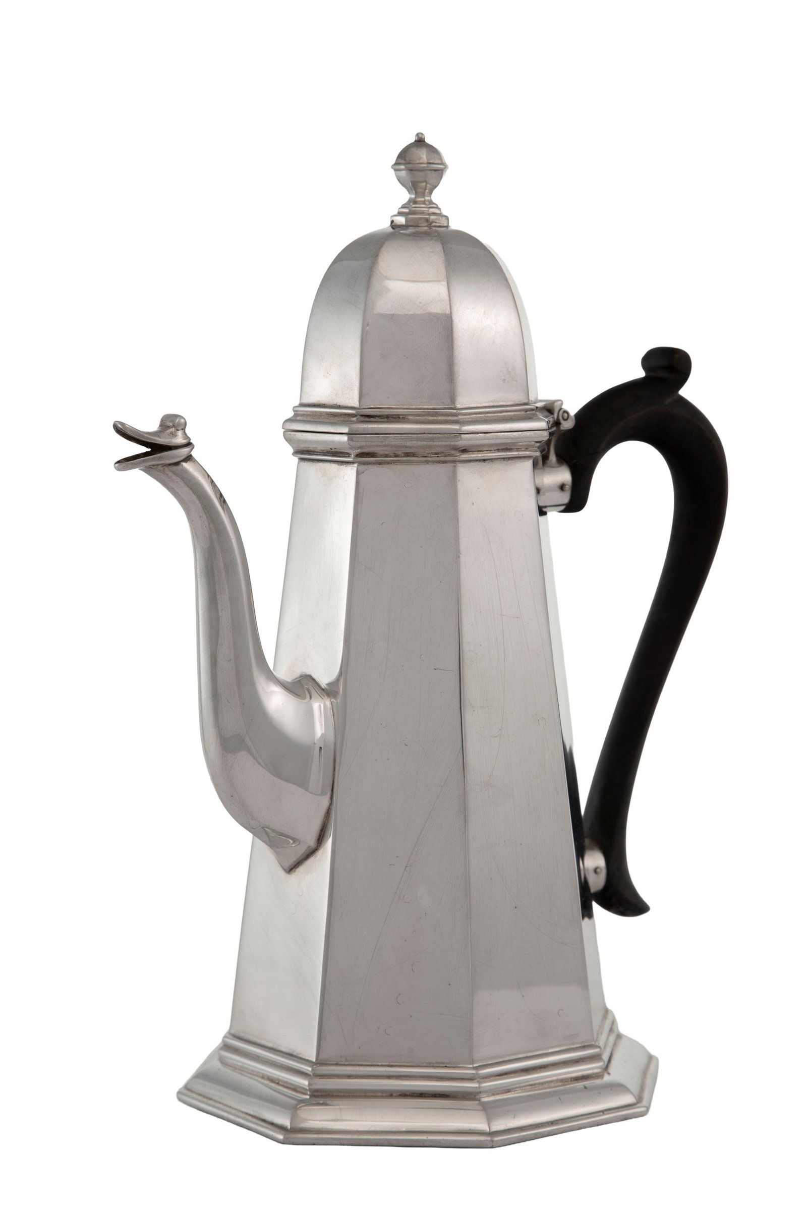 Cafetière à pans coupés d'époque George V en argent, par Vander & Hedges, Londre: Cafetière à pans coupés d'époque George V en argent, par Vander & Hedges, Londres, 1913, l'anse volute en bois noirci, h. 26,5 cm, brut 970g Condition L'absence de rapport de