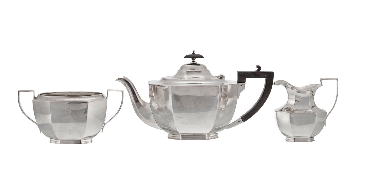 Partie de service à thé à pans coupés d'époque George V en argent, par Jay,: Partie de service à thé à pans coupés d'époque George V en argent, par Jay, Richard Attenborough Co Ltd, Sheffield, 1934, comprenant 3 pièces: théière, sucrier