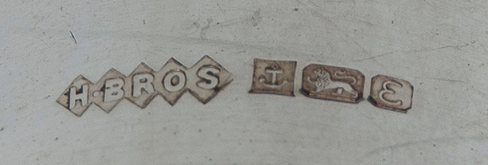 Ensemble de 11 ronds de serviette en argent anglais, XXe s., à décor fin guilloché, d - 2