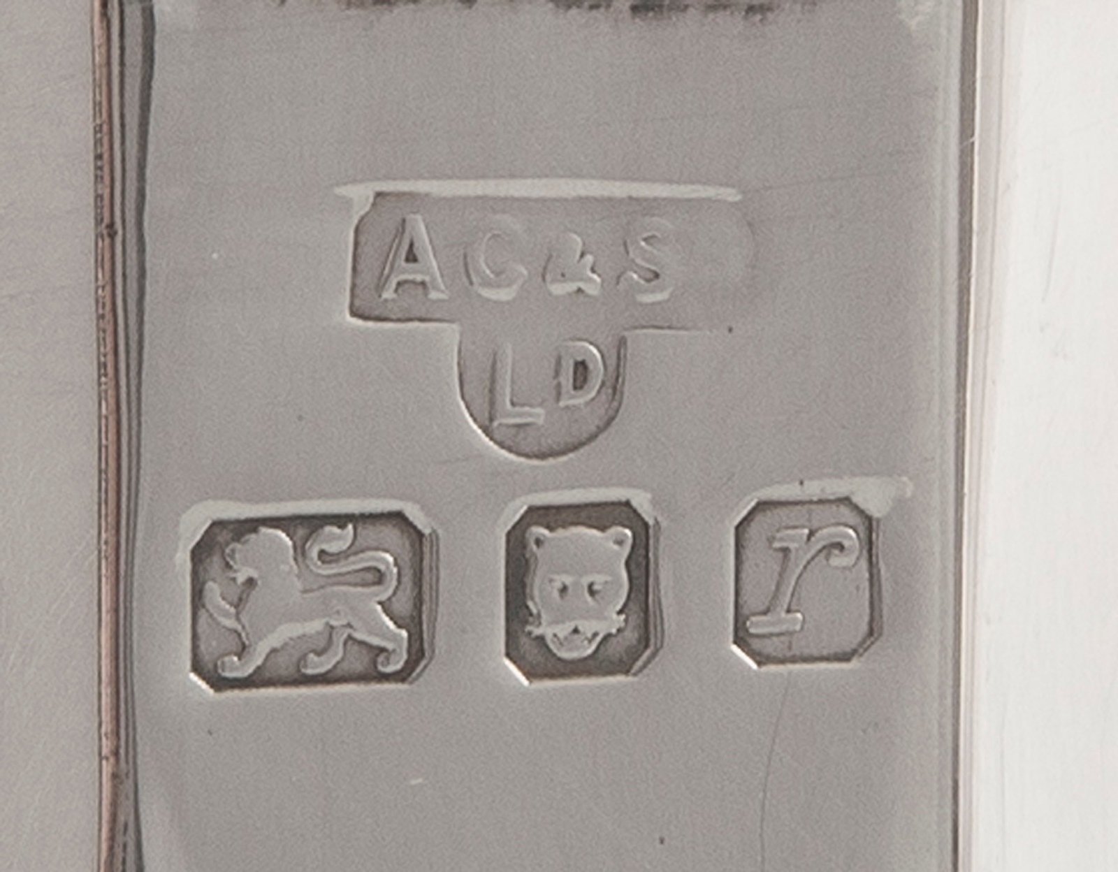 Paire de saupoudroirs en argent, par A Chick & Sons Ltd Londres, 1972, à décor de filets,  - 2