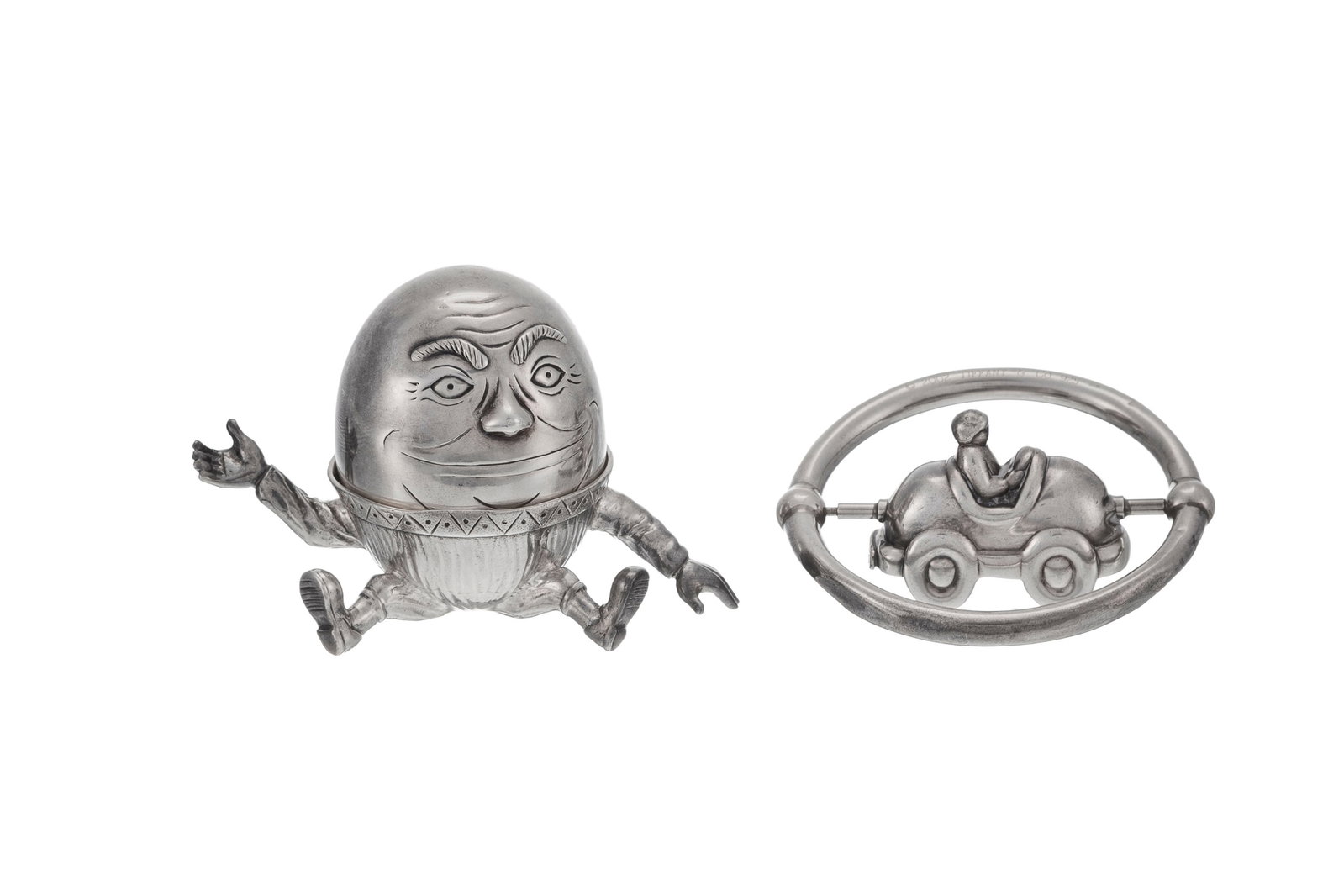 Humpty Dumpty en argent Sterling, par Garrard & Co Ltd, Londres, 2002 et 1 hochet par Tiffany & Co,  (1 of 2)