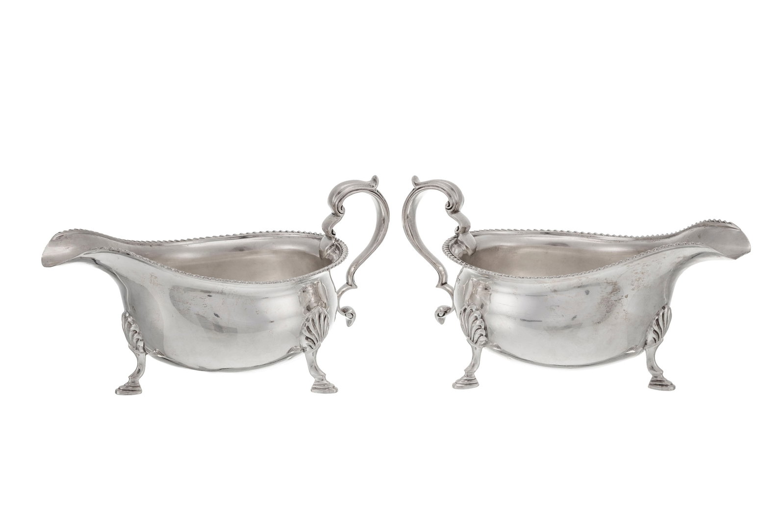 Paire de saucières tripodes en argent, par Mappin & Webb, Sheffield, 1934, la bordure à go (1 of 2)