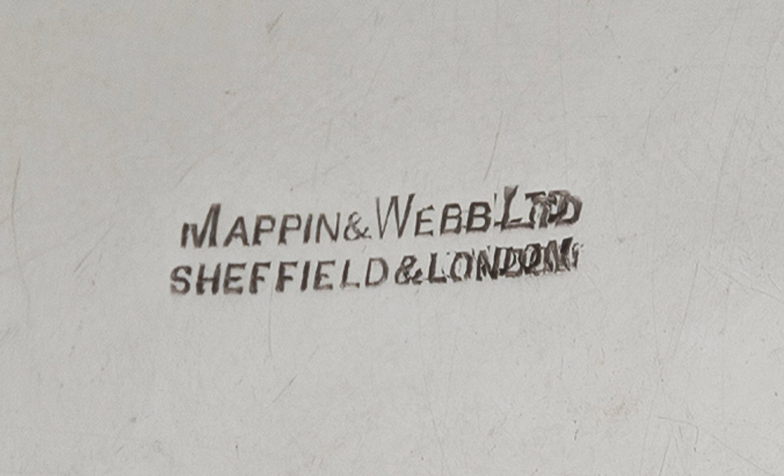 Paire de saucières tripodes en argent, par Mappin & Webb, Sheffield, 1934, la bordure à go - 2