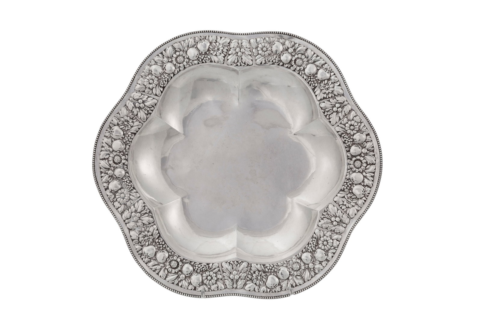 Plat polylobé en argent 800, Allemagne, XXe s., à décor repoussé de fruits et la: Plat polylobé en argent 800, Allemagne, XXe s., à décor repoussé de fruits et la bordure perlettes, diam. 39,5 cm, 890g Condition microrayures d'usage général