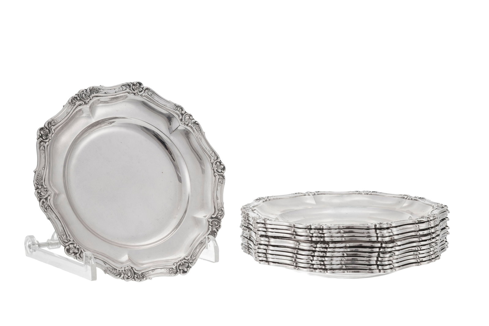Suite de 12 petites assiettes festonnées en argent 800, Allemagne, XXe s., à décor de: Suite de 12 petites assiettes festonnées en argent 800, Allemagne, XXe s., à décor de volutes feuillagées, diam. 18 cm, 2420g Condition présence de microrayures d'usage gé
