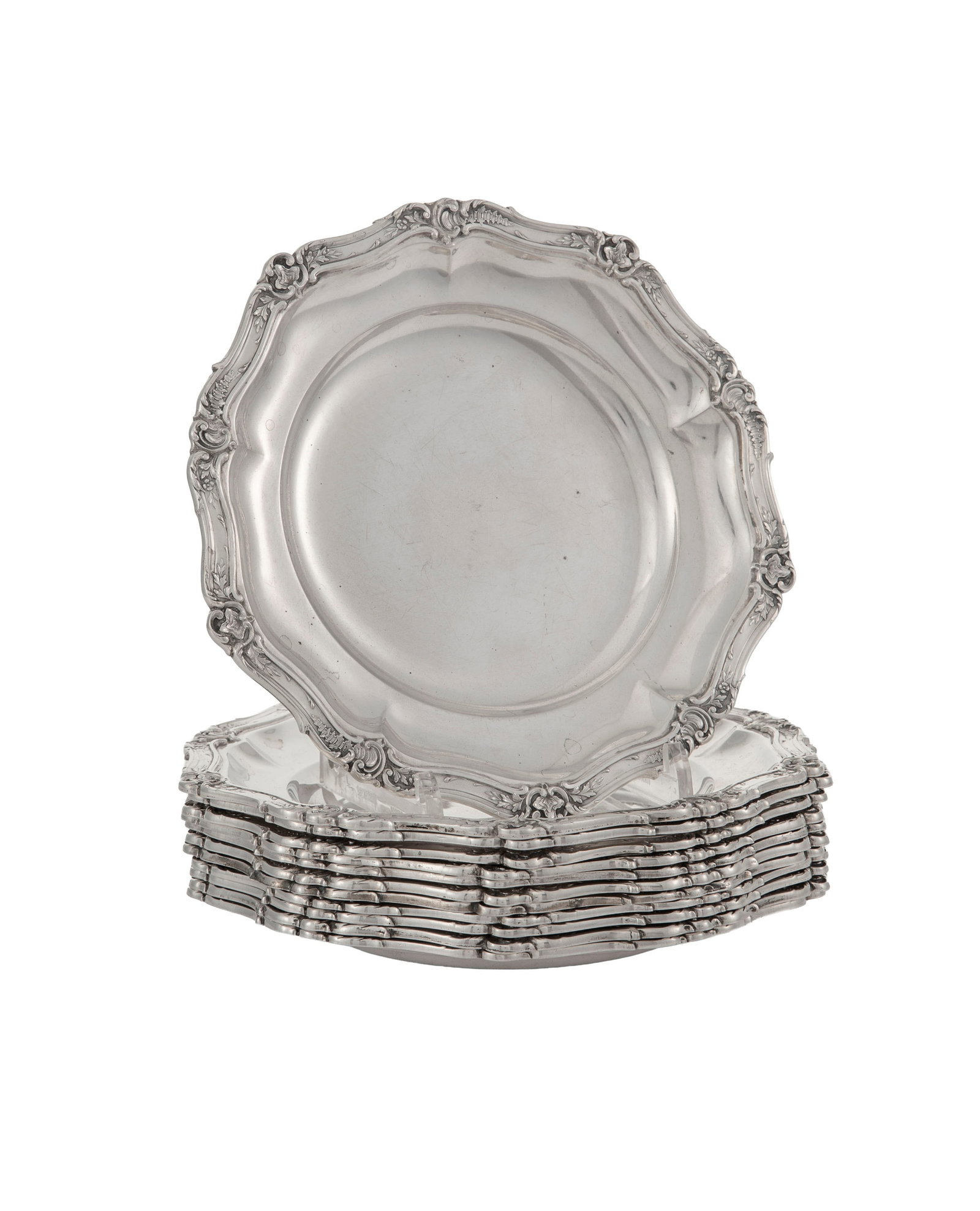 Suite de 12 petites assiettes festonnées en argent 800, Allemagne, XXe s., à décor de - 2