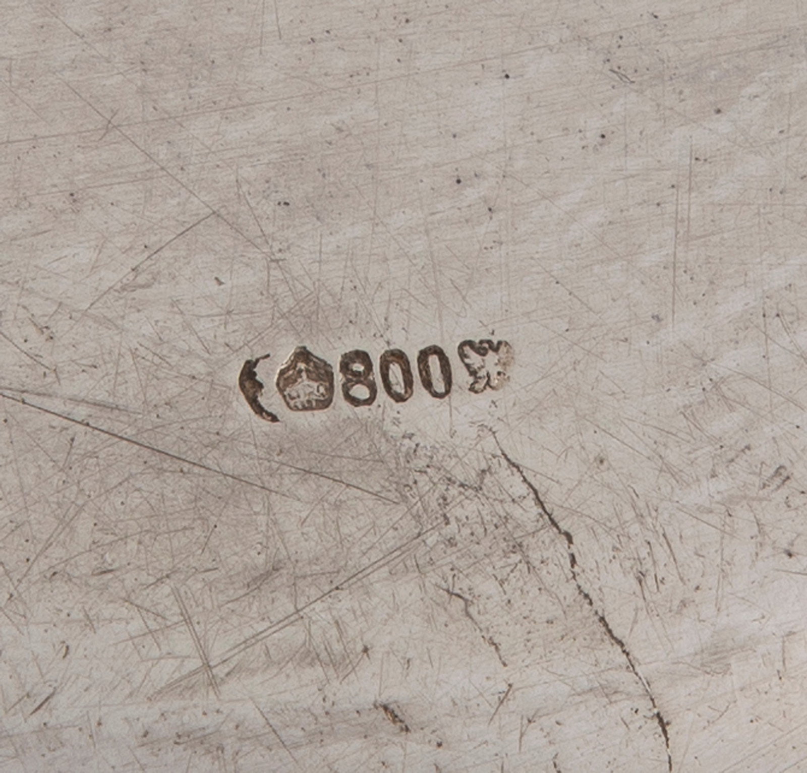 Suite de 12 petites assiettes festonnées en argent 800, Allemagne, XXe s., à décor de - 4