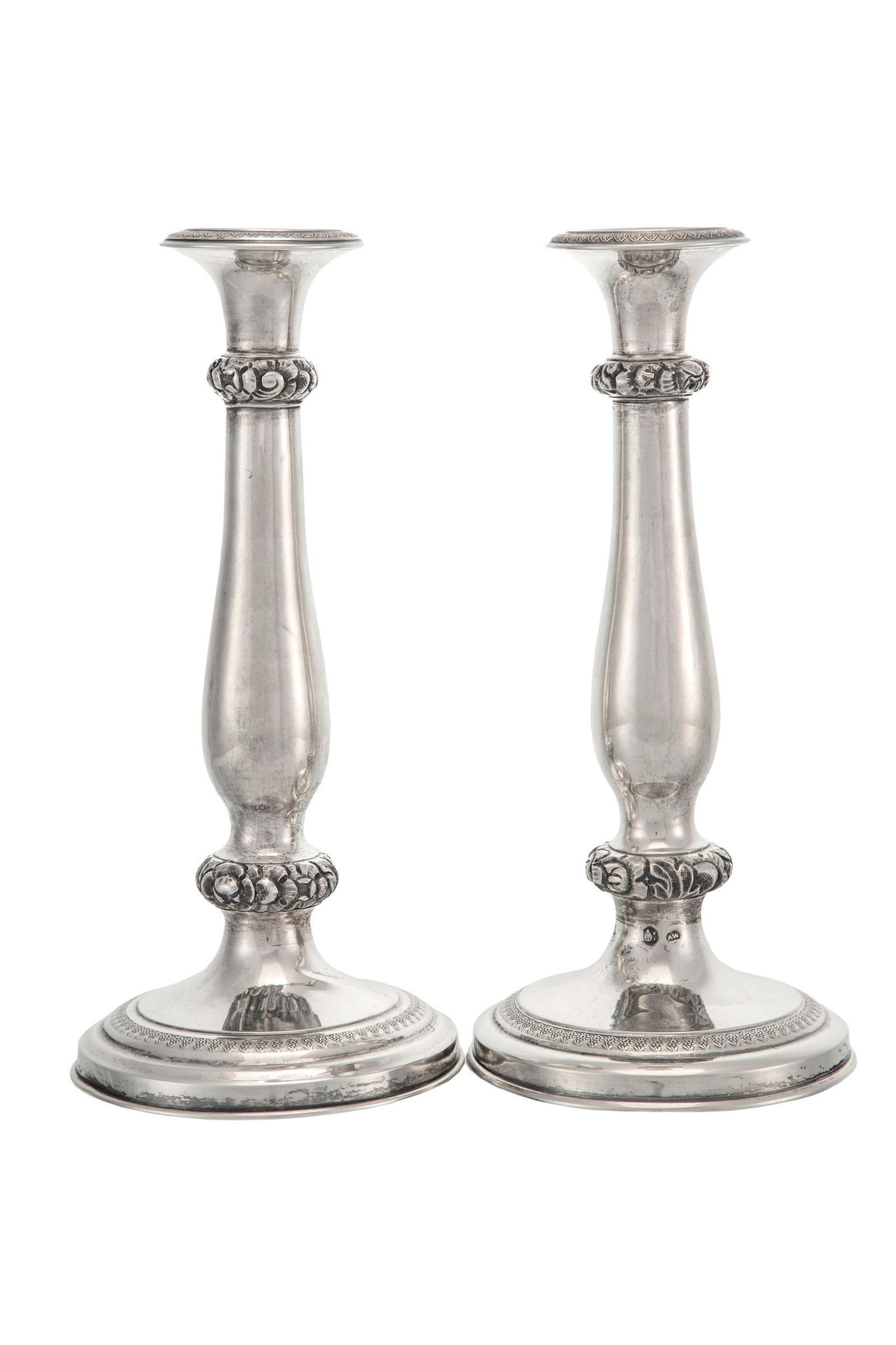 Paire de flambeaux en argent, Vienne, XIXe s., à décor de fleurs, h. 26,2 cm, 420g: Paire de flambeaux en argent, Vienne, XIXe s., à décor de fleurs, h. 26,2 cm, 420g Condition chocs sur la base d'un flambeau
