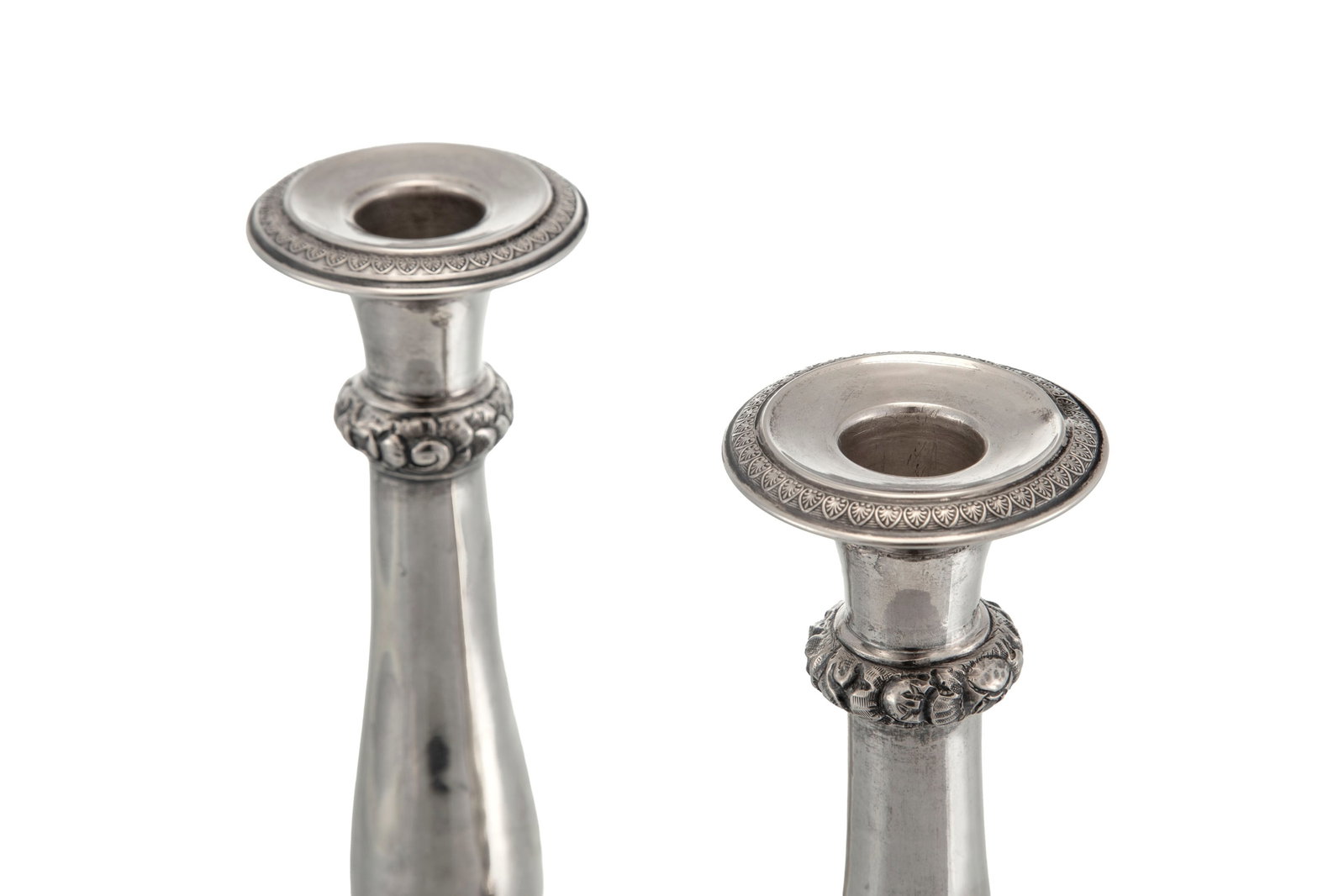 Paire de flambeaux en argent, Vienne, XIXe s., à décor de fleurs, h. 26,2 cm, 420g - 2