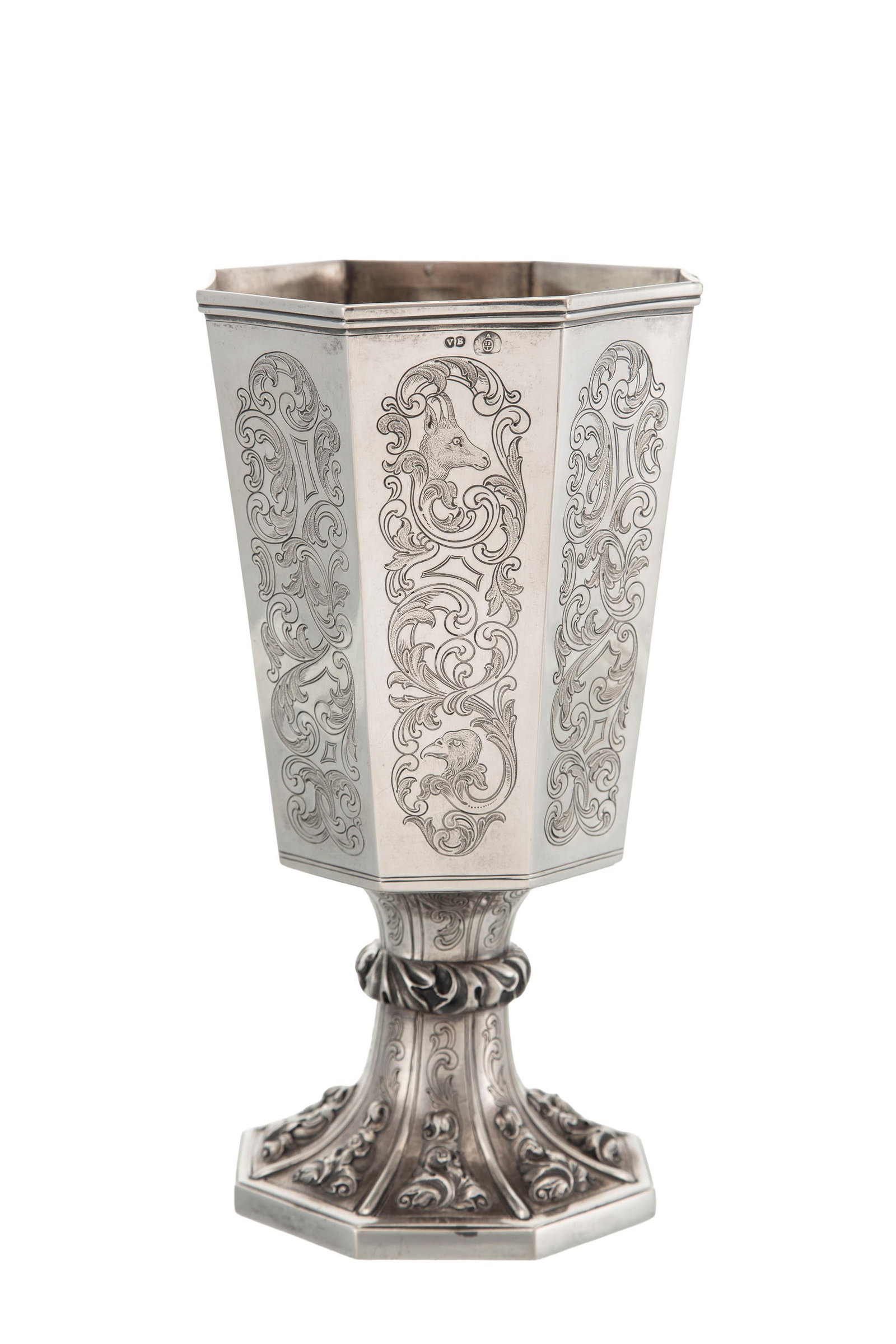 Coupe sur pied à pans coupés en argent, Vienne, circa 1840, maître-orfèvre VB, &: Coupe sur pied à pans coupés en argent, Vienne, circa 1840, maître-orfèvre VB, à décor gravé de rinceaux feuillagés avec têtes d'animaux, h. 20,5 cm, 410g