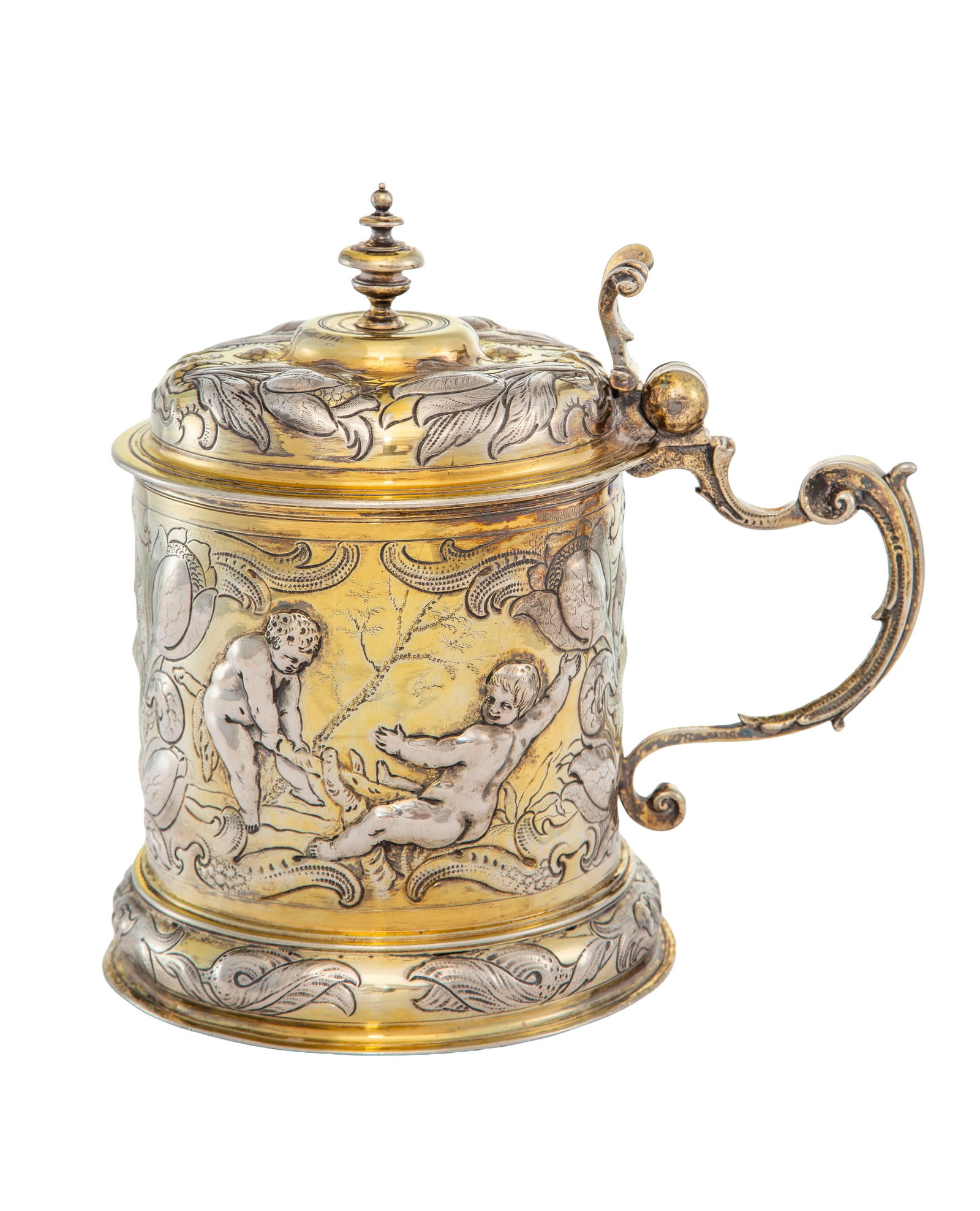 Chope couverte dans le goût du XVIIe s. en argent et vermeil, porte les poinçons de Gustav: Chope couverte dans le goût du XVIIe s. en argent et vermeil, porte les poinçons de Gustav Folcker, Stockholm, 1838, à décor repoussé de putti et feuillage, inscription sous l