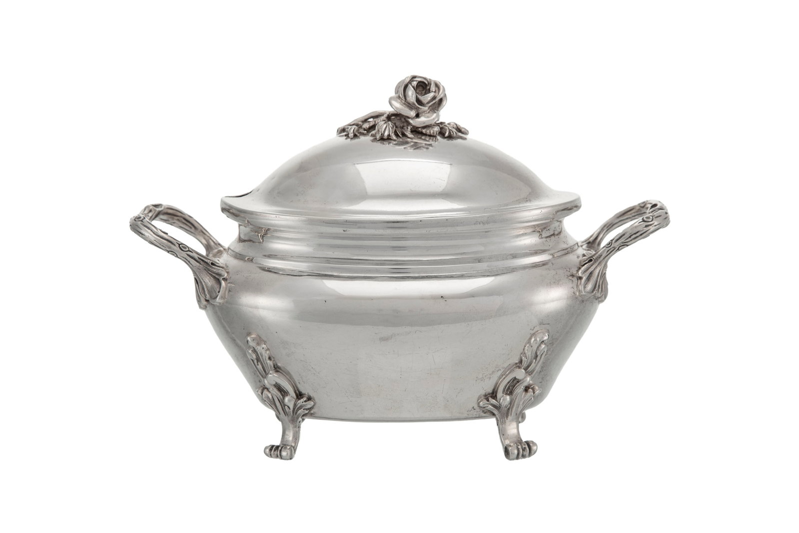 Sucrier couvert quadripode en argent, Refhues, Berne XIXe s., poinçon Ramu, la prise en forme d: Sucrier couvert quadripode en argent, Refhues, Berne XIXe s., poinçon Ramu, la prise en forme de roses, 475g Condition L'absence de rapport de condition n'implique pas que le lot soit en parfaite