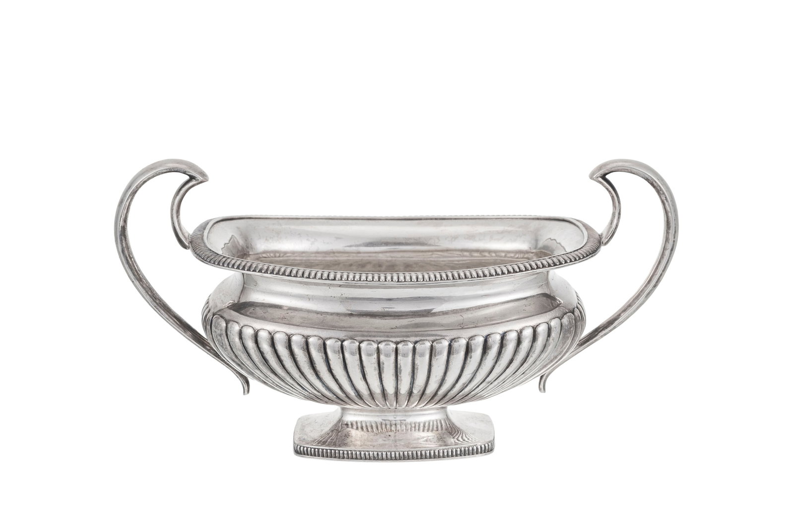 Sucrier à anses sur piédouche en argent, par Rehfues, Berne, XIXe s., à décor de: Sucrier à anses sur piédouche en argent, par Rehfues, Berne, XIXe s., à décor de godrons, h. 8 cm, 310g