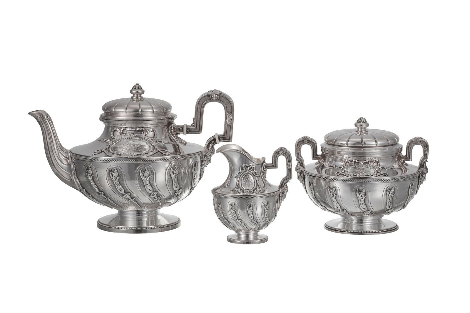 Partie de service à thé en argent Minerve 1er titre, par Touron, Paris, 3ème quart du: Partie de service à thé en argent Minerve 1er titre, par Touron, Paris, 3ème quart du XIXe s., à riche décor de médaillon avec noeud et feuillage grainé, comprenant 