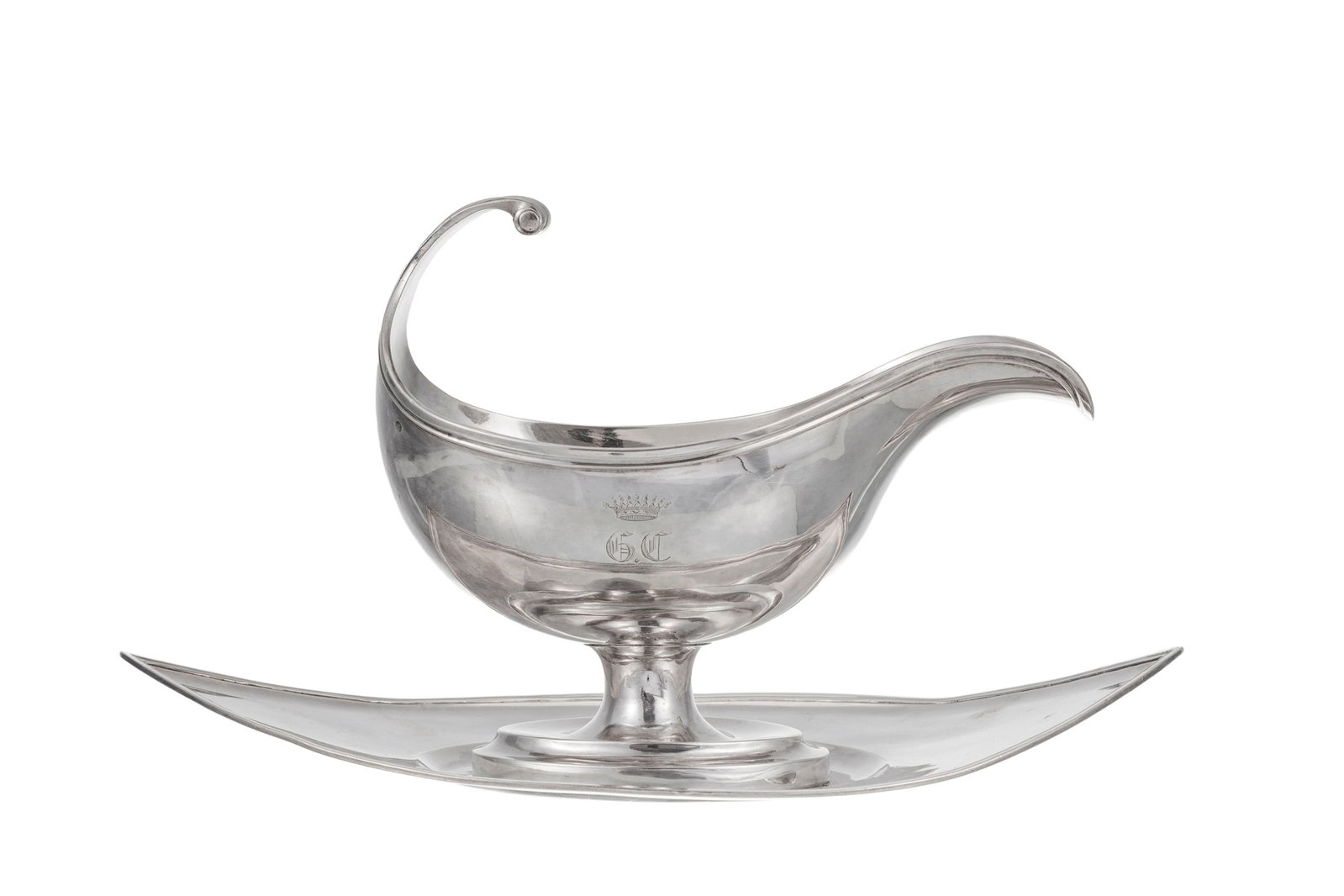 Saucière sur présentoir en argent Coq 1er titre, Paris, 1798-1809, à décor de fi: Saucière sur présentoir en argent Coq 1er titre, Paris, 1798-1809, à décor de filets et gravée d'initiales couronnées, long. 31 cm, 665g