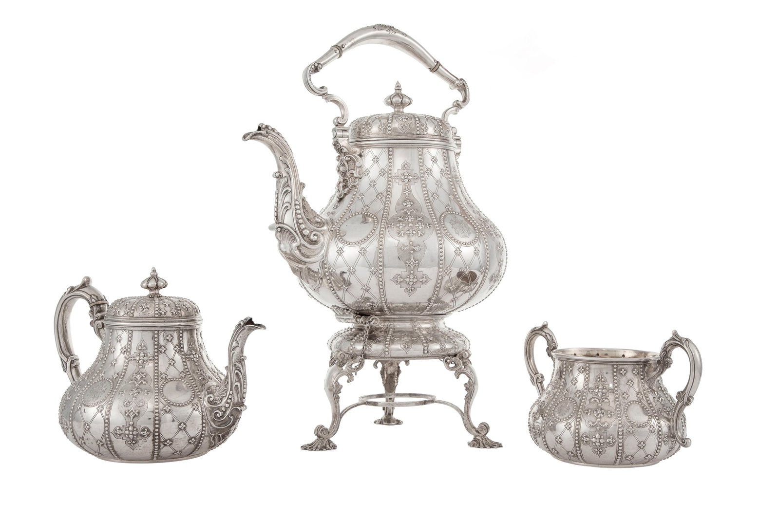 Partie de service à thé d'époque Victorienne en argent, Londres, à riche dé: Partie de service à thé d'époque Victorienne en argent, Londres, à riche décor de perlettes, feuillage et treillage, comprenant 3 pièces: 1 sucrier, 1 théière e