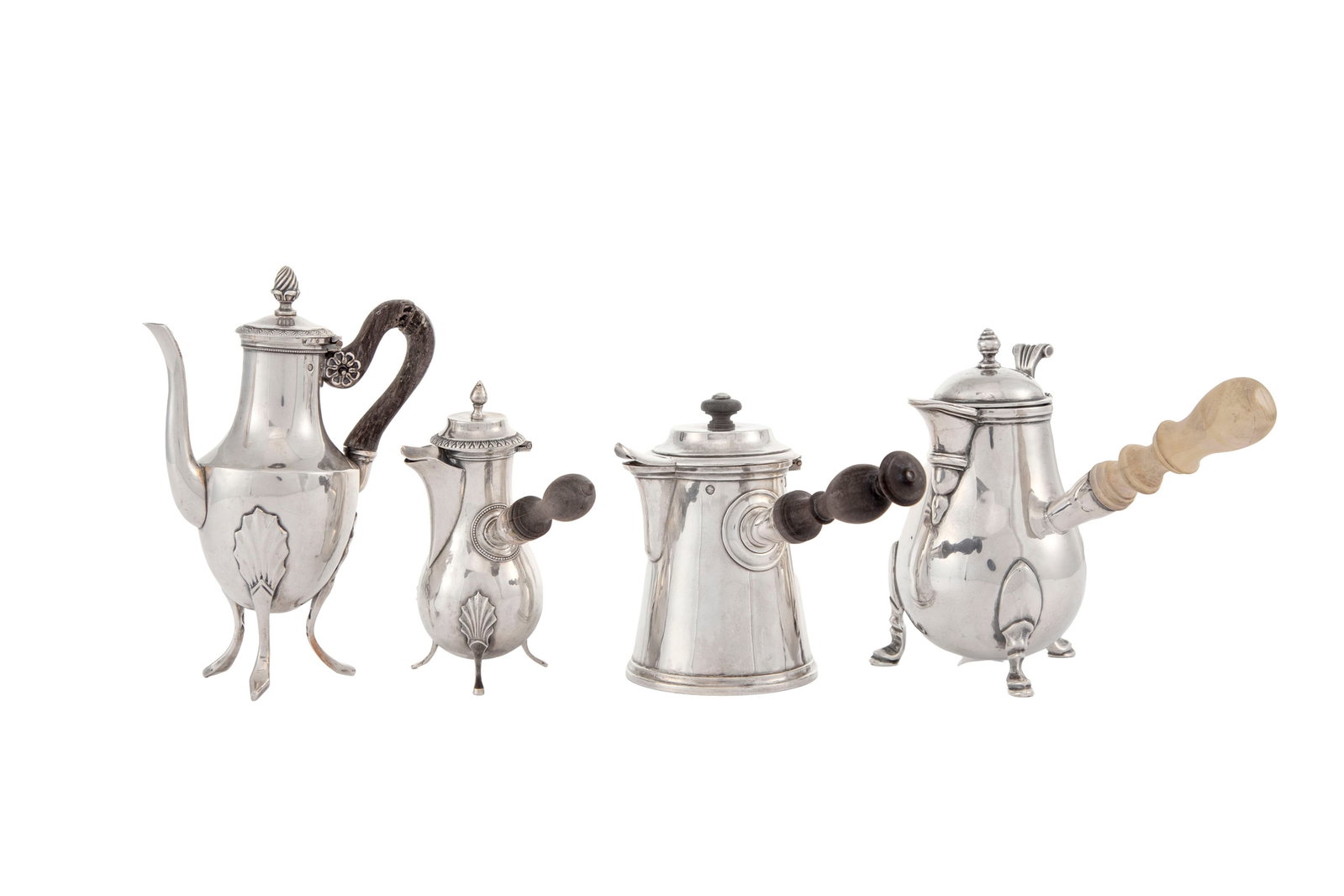 Ensemble de 4 petites verseuses en argent Coq 1er titre, Vieillard 1er titre, 2 sans poinçons, : Ensemble de 4 petites verseuses en argent Coq 1er titre, Vieillard 1er titre, 2 sans poinçons, XVIIIe-XIXe s., diverses formes, anses en bois et en ivoire, h. de 10 à 14 cm, brut 610g + Des