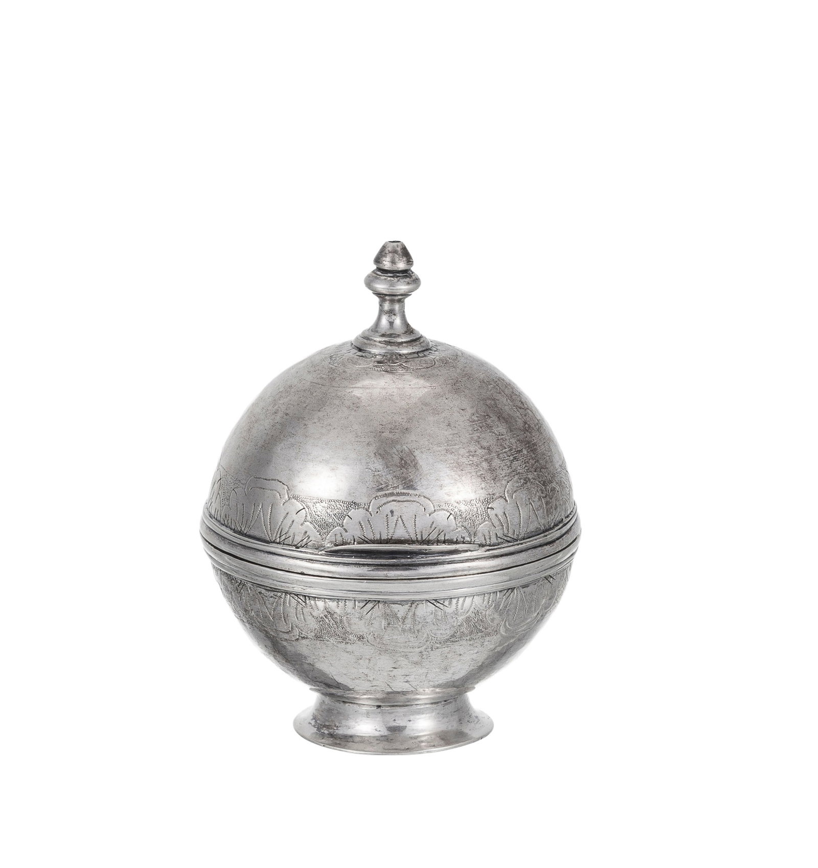Boule à éponge en argent, à décor gravé, h. 10,5 cm, 210g: Boule à éponge en argent, à décor gravé, h. 10,5 cm, 210g Condition tige de la charnière manquante