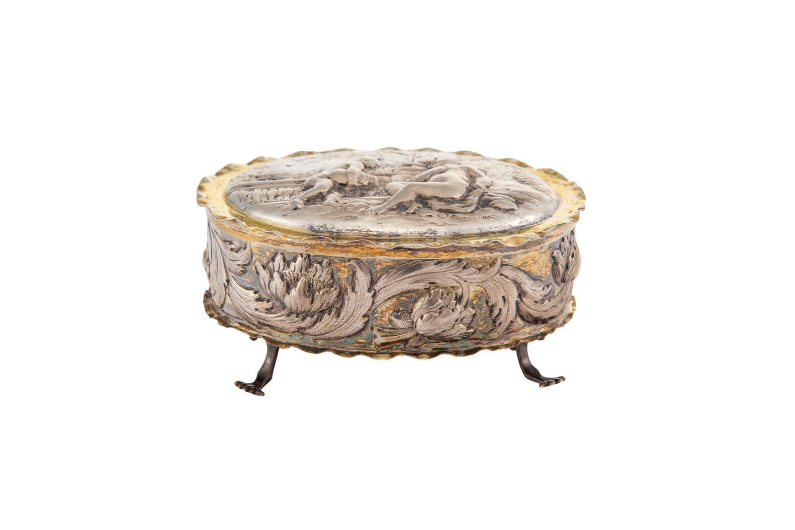 Boîte ovale tripode en argent et vermeil, probablement Allemagne XVIIe-XVIIIe s., maître-o: Boîte ovale tripode en argent et vermeil, probablement Allemagne XVIIe-XVIIIe s., maître-orfèvre BH, à décor repoussé de personnages et fleurs, long. 14 cm, 220g