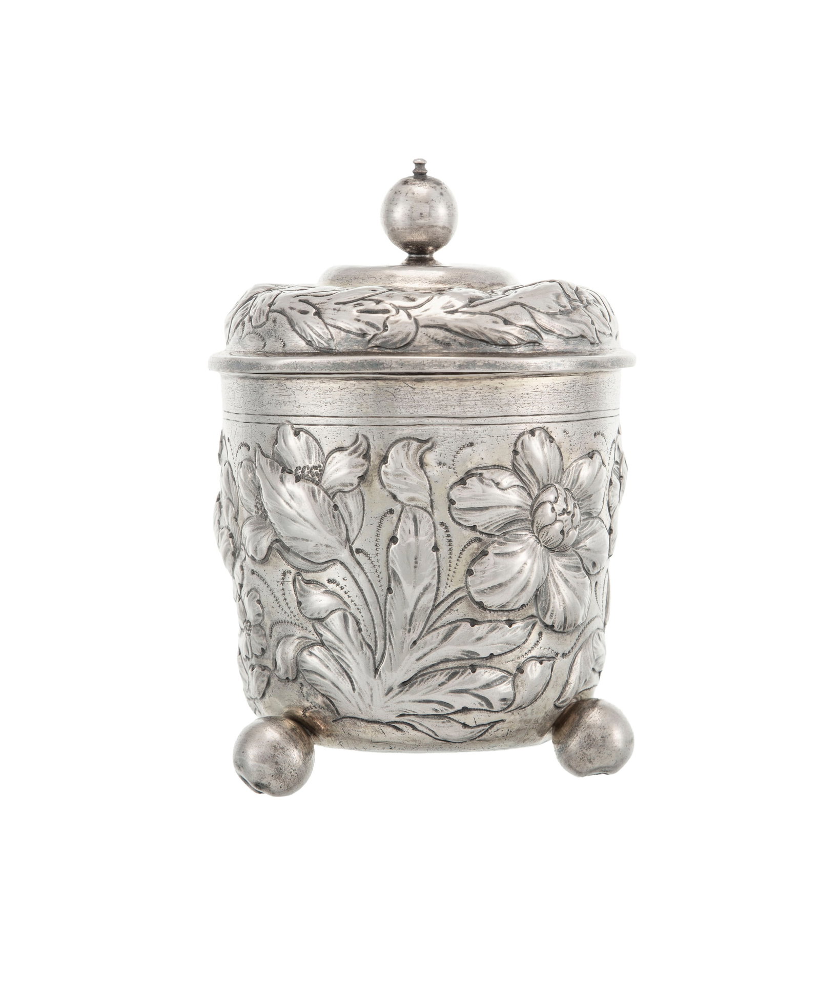 Timbale couverte tripode en argent et vermeil repoussé, par Zacharias Schlosser der Jünger: Timbale couverte tripode en argent et vermeil repoussé, par Zacharias Schlosser der Jüngere, Dresde, XVIIe s., à décor de fleurs, h. 14,5 cm, 270g